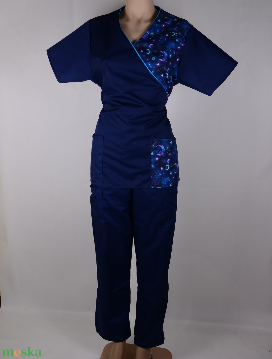 Hol és csillagok mintás tunika egészségügyi/óvónői/szépségipari munkaruha - ruha & divat - munkaruha - Meska.hu