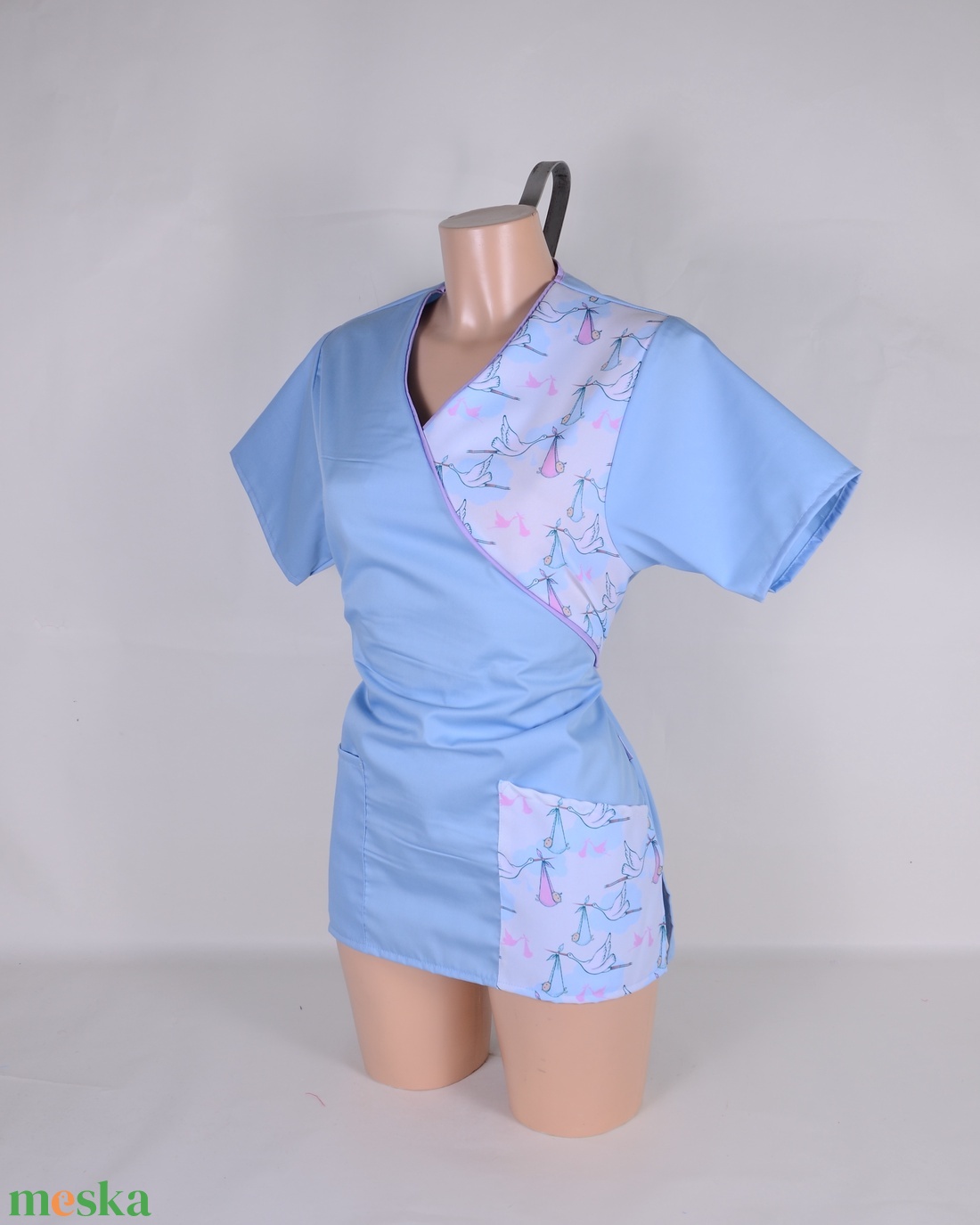 Gólya mintás tunika egészségügyi/óvónői/szépségipari munkaruha - ruha & divat - munkaruha - Meska.hu