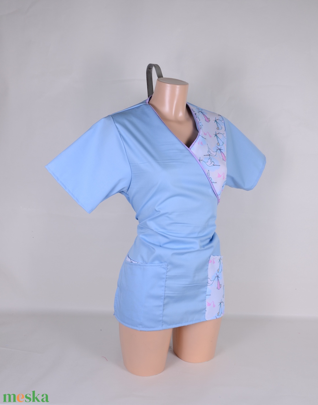 Gólya mintás tunika egészségügyi/óvónői/szépségipari munkaruha - ruha & divat - munkaruha - Meska.hu