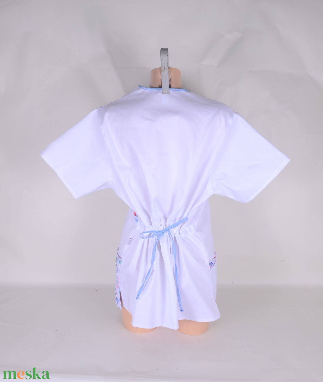 Virágok és lepkék mintás tunika egészségügyi/óvónői/szépségipari munkaruha - ruha & divat - munkaruha - Meska.hu