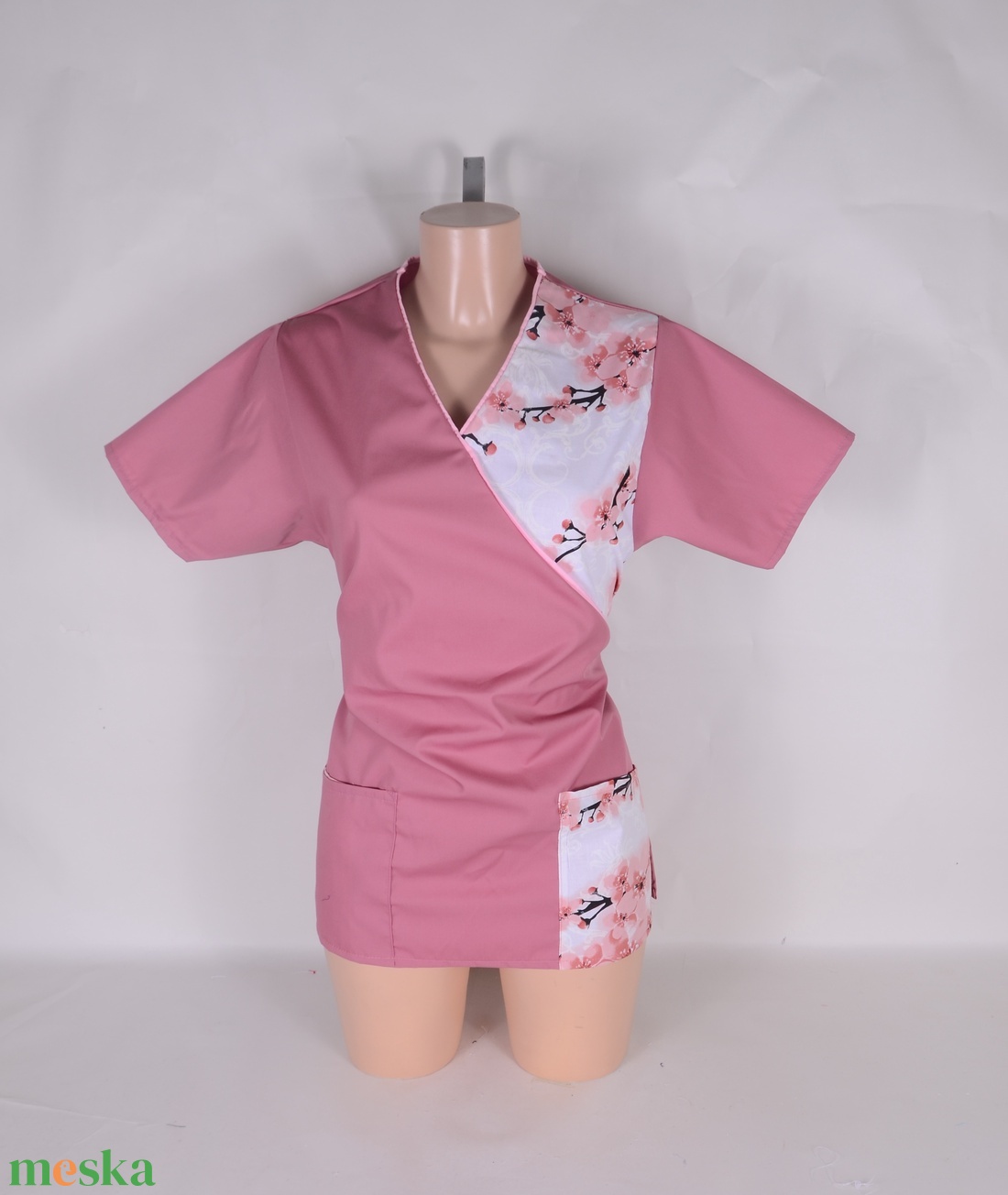 Mályva cseresznyevirág mintás tunika egészségügyi/óvónői/szépségipari munkaruha - ruha & divat - munkaruha - Meska.hu