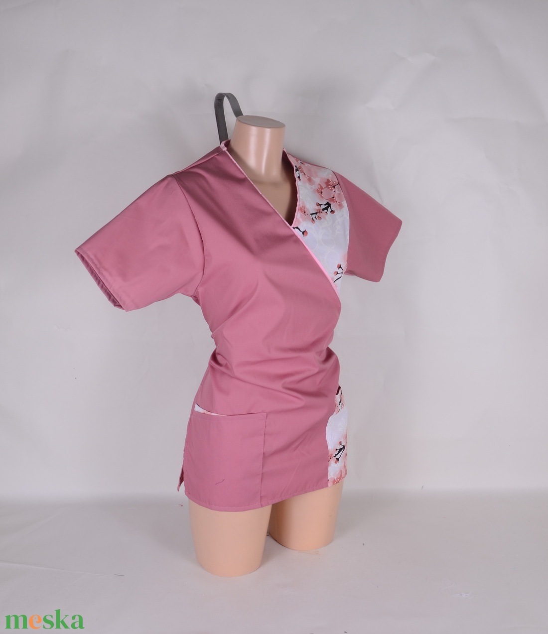 Mályva cseresznyevirág mintás tunika egészségügyi/óvónői/szépségipari munkaruha - ruha & divat - munkaruha - Meska.hu