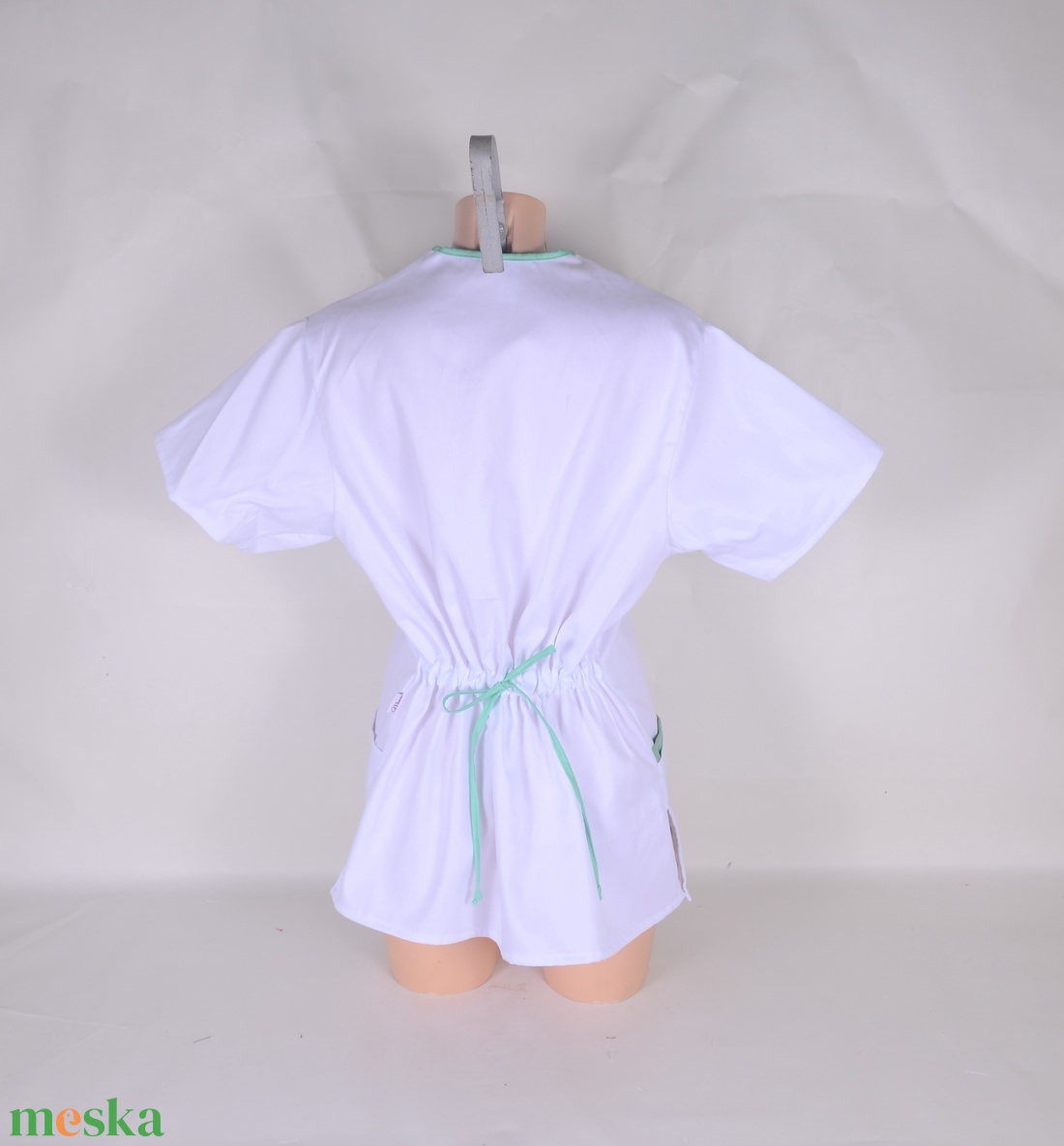 Fehér tunika egészségügyi/óvónői/szépségipari munkaruha - ruha & divat - munkaruha - Meska.hu