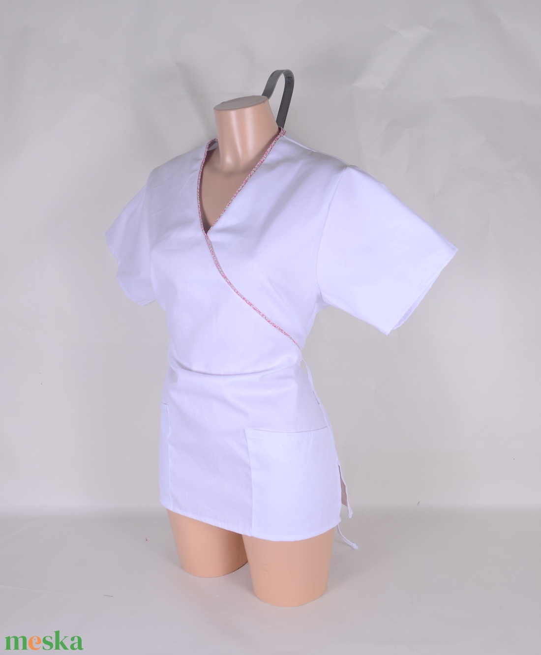 Egészségügyi/óvónői/szépségipari munkaruha virágos paszpol díszítéssel - ruha & divat - munkaruha - Meska.hu