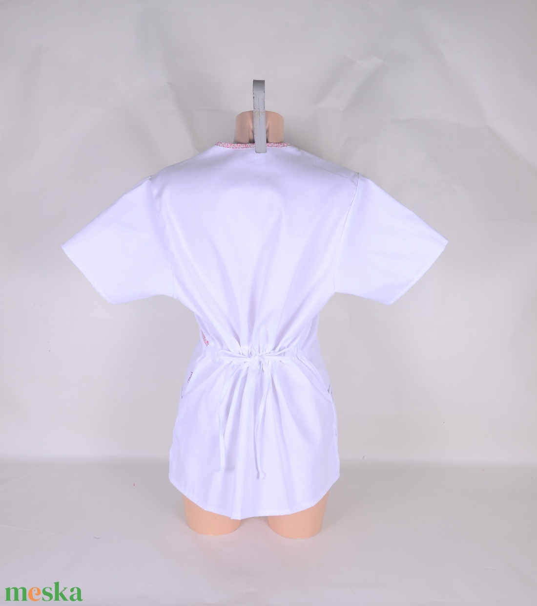 Egészségügyi/óvónői/szépségipari munkaruha virágos paszpol díszítéssel - ruha & divat - munkaruha - Meska.hu