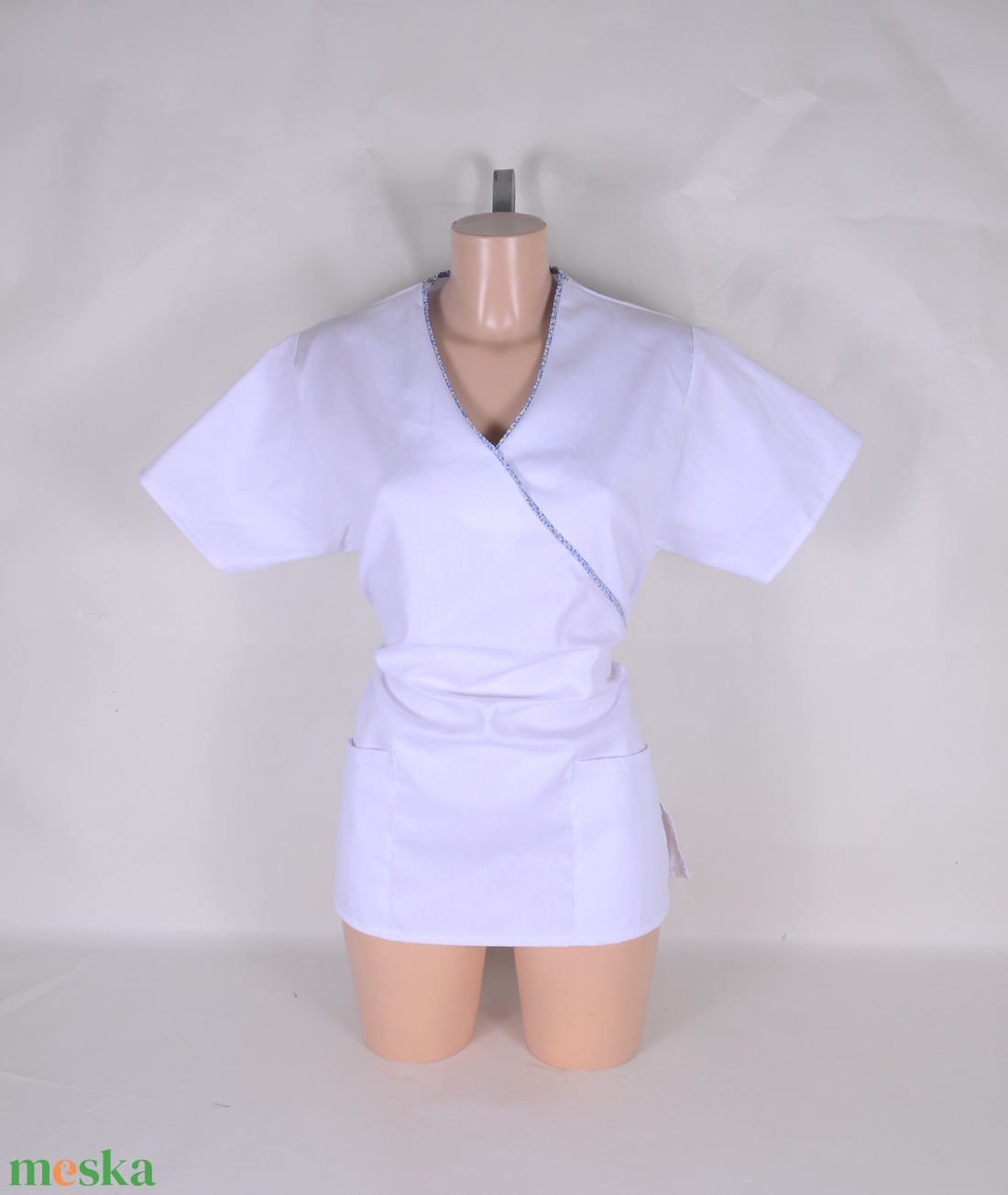 Egészségügyi/óvónői/szépségipari munkaruha virágos paszpol díszítéssel - ruha & divat - munkaruha - Meska.hu