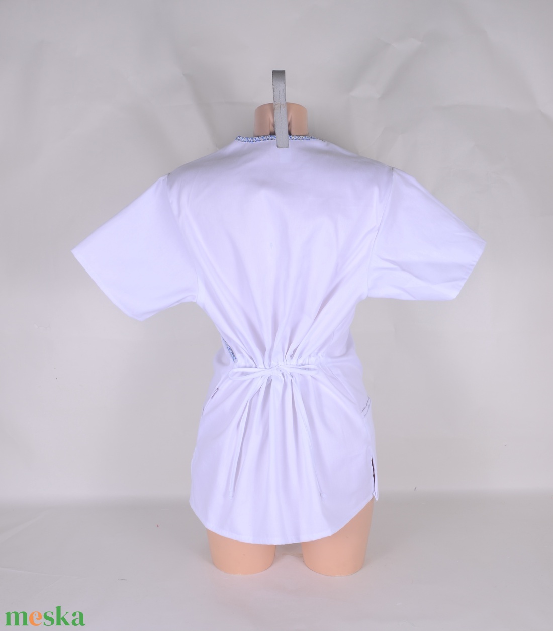 Egészségügyi/óvónői/szépségipari munkaruha virágos paszpol díszítéssel - ruha & divat - munkaruha - Meska.hu