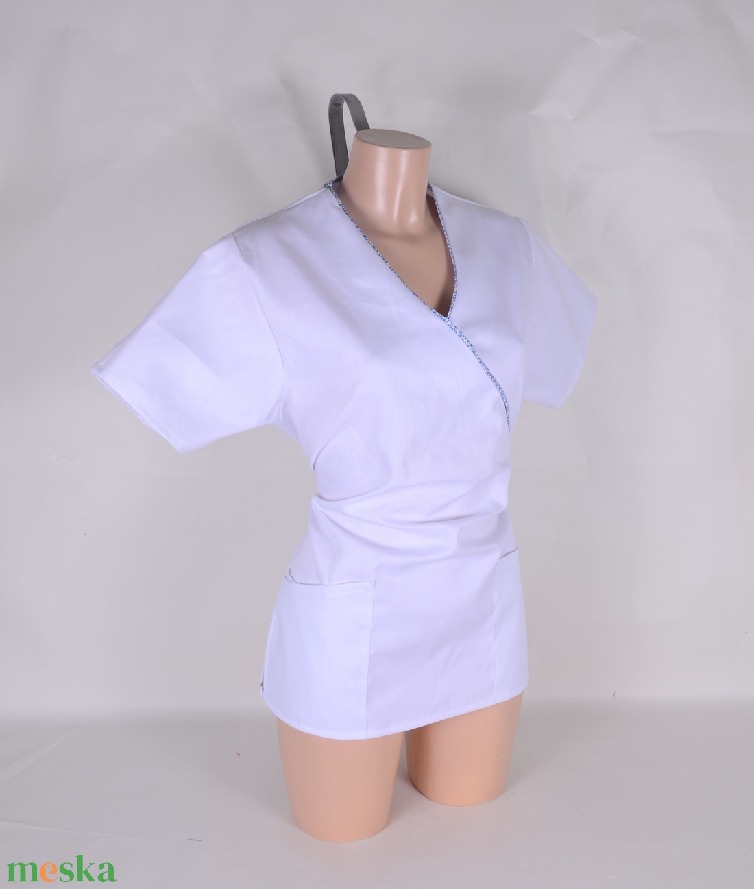 Egészségügyi/óvónői/szépségipari munkaruha virágos paszpol díszítéssel - ruha & divat - munkaruha - Meska.hu