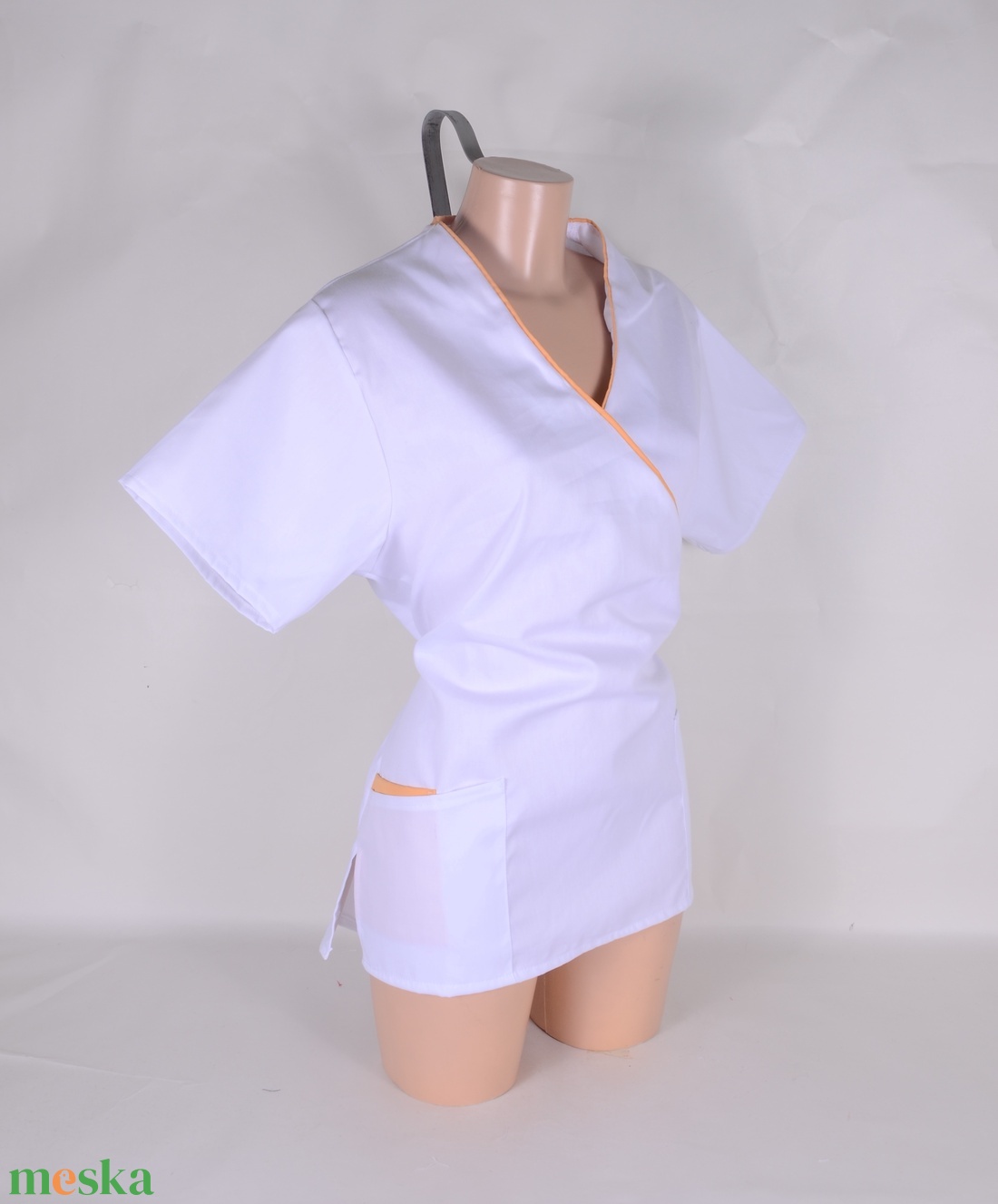 Fehér-barackszínű tunika egészségügyi/óvónői/szépségipari munkaruha - ruha & divat - munkaruha - Meska.hu