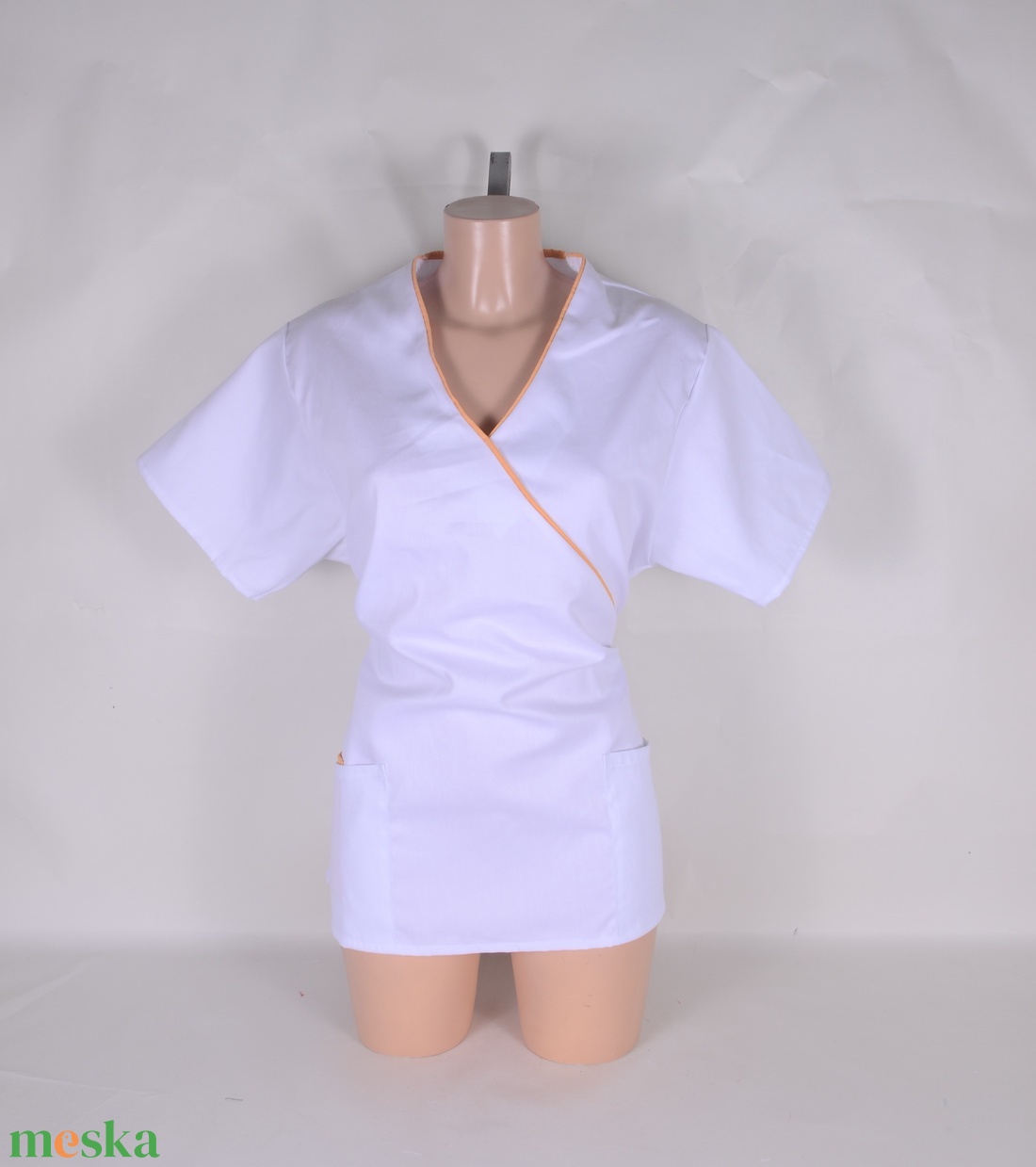 Fehér-barackszínű tunika egészségügyi/óvónői/szépségipari munkaruha - ruha & divat - munkaruha - Meska.hu