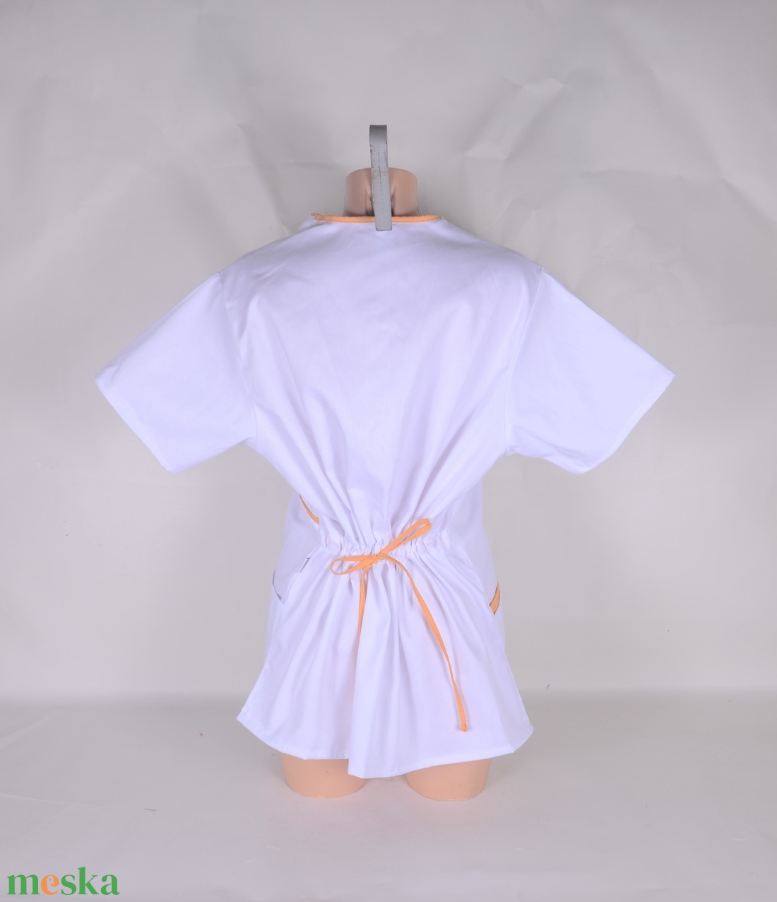 Fehér-barackszínű tunika egészségügyi/óvónői/szépségipari munkaruha - ruha & divat - munkaruha - Meska.hu