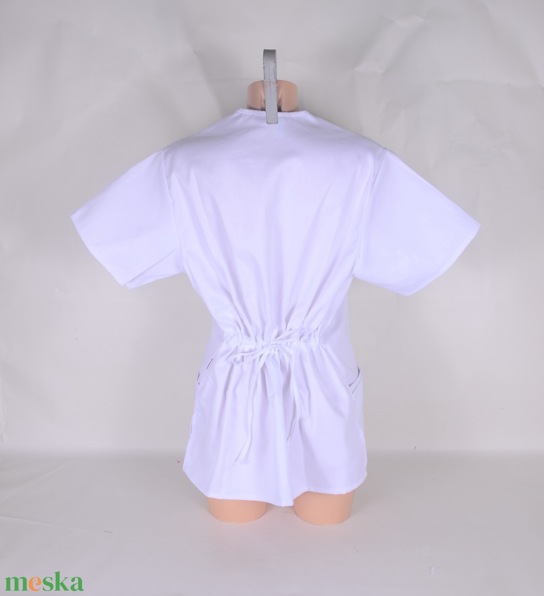 Fehér tunika egészségügyi/óvónői/szépségipari munkaruha - ruha & divat - munkaruha - Meska.hu