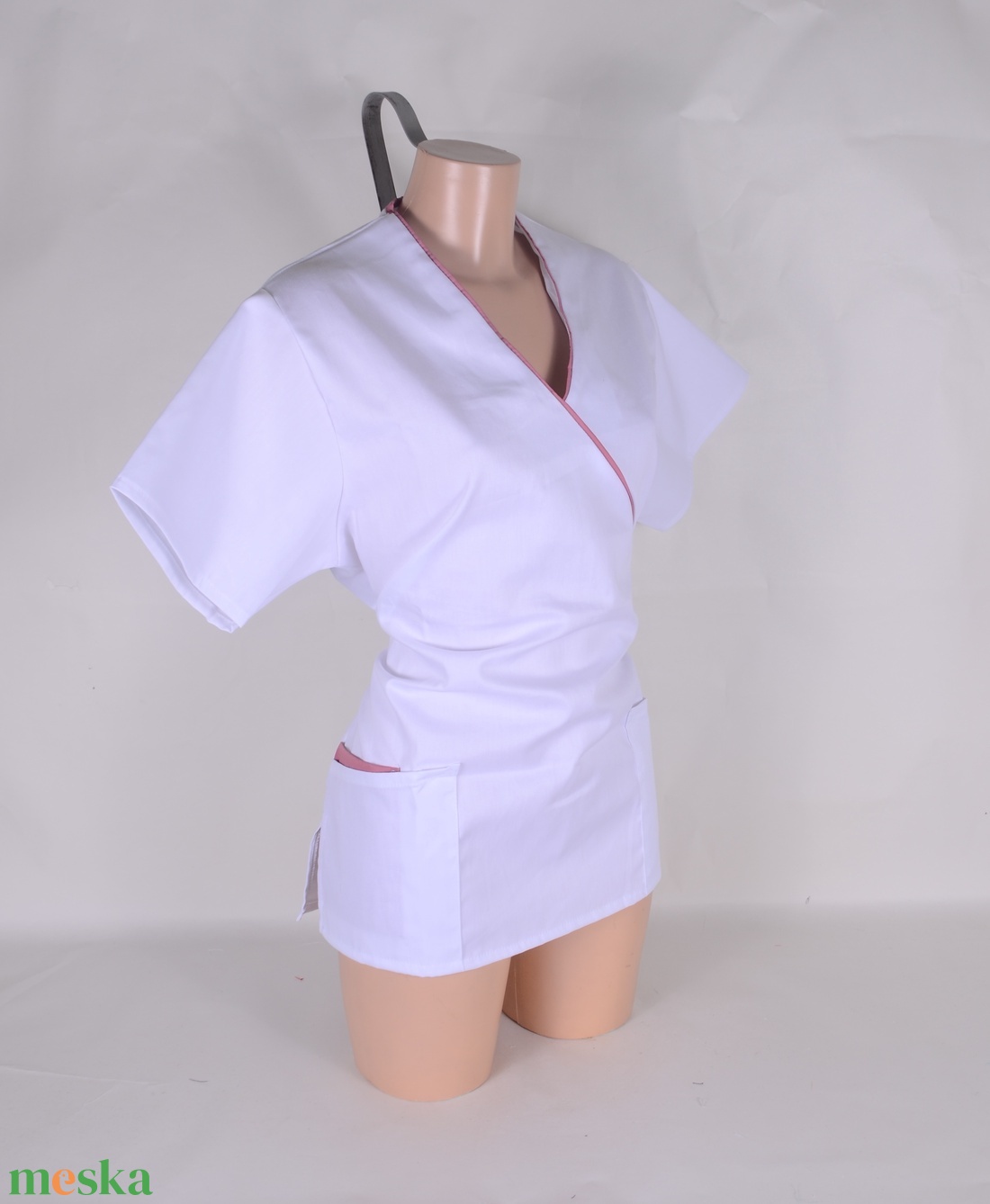 Fehér, mályva paszpol tunika egészségügyi/óvónői/szépségipari munkaruha - ruha & divat - munkaruha - Meska.hu