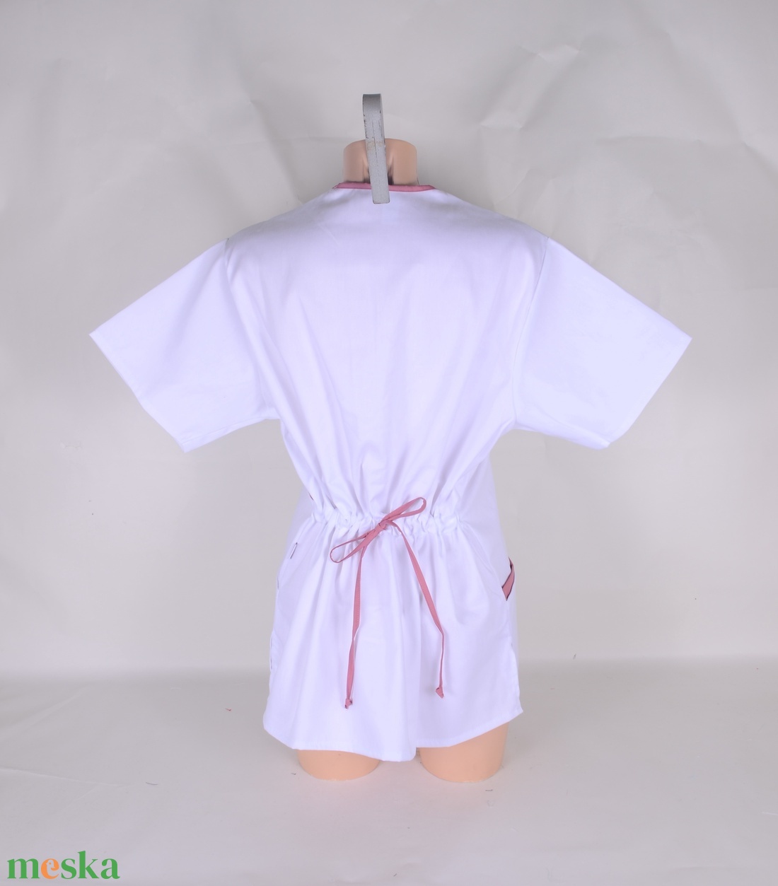 Fehér mályva paszpol tunika egészségügyi/óvónői/szépségipari munkaruha - ruha & divat - munkaruha - Meska.hu