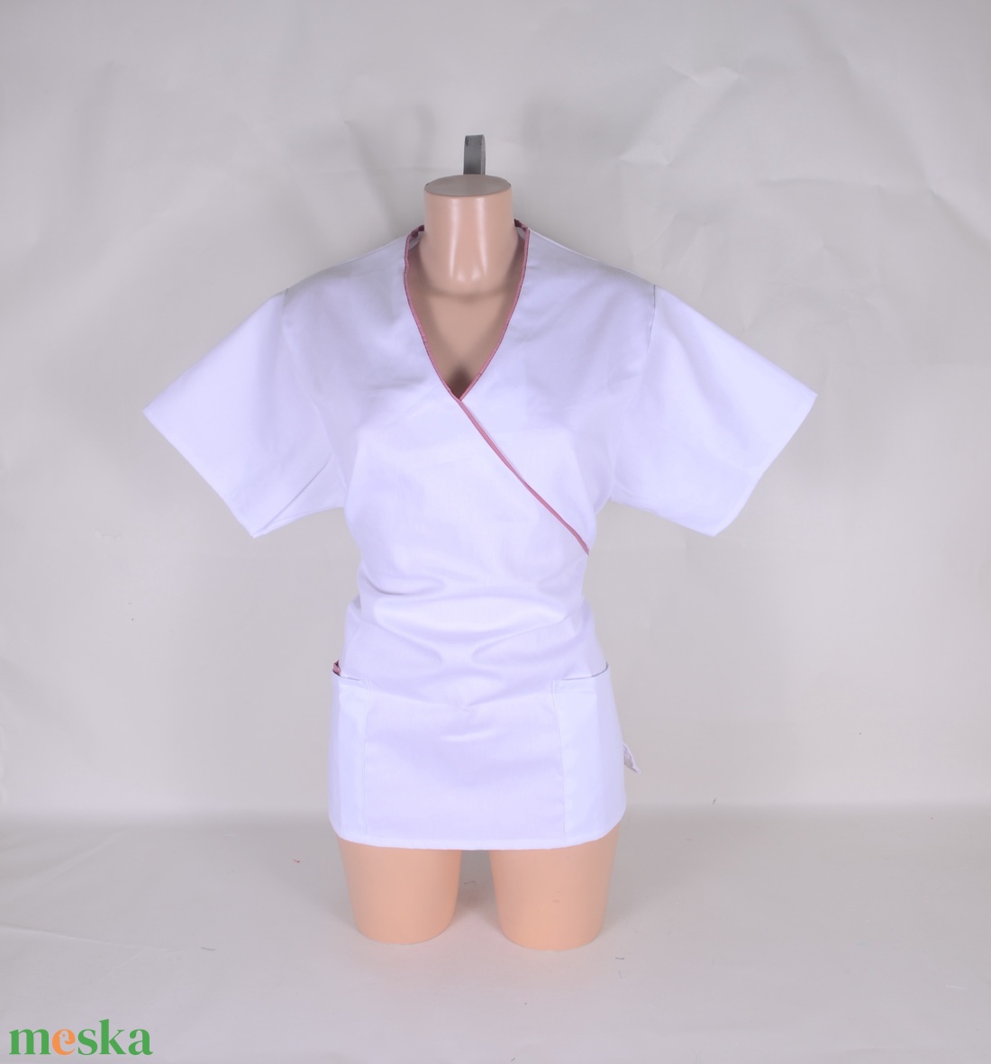 Fehér mályva paszpol tunika egészségügyi/óvónői/szépségipari munkaruha - ruha & divat - munkaruha - Meska.hu