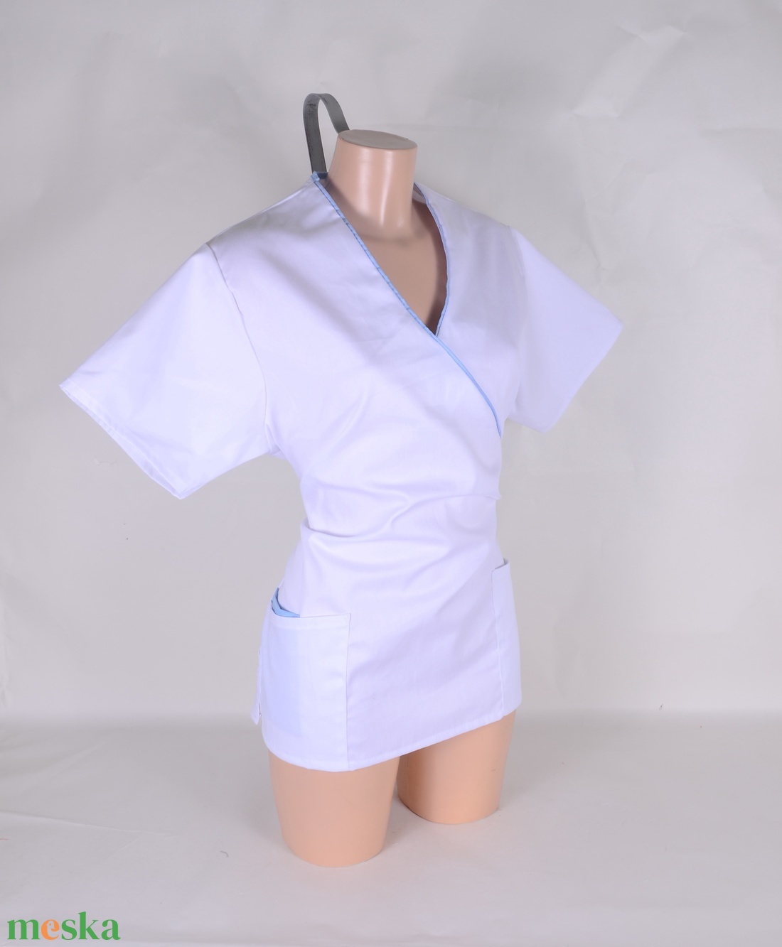 Fehér kék paszpol tunika egészségügyi/óvónői/szépségipari munkaruha - ruha & divat - munkaruha - Meska.hu