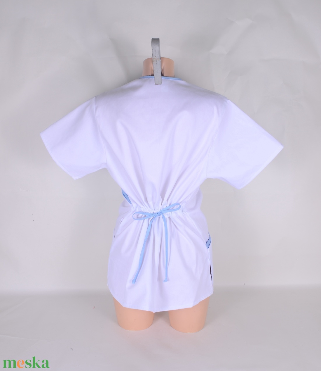 Fehér, kék paszpol tunika egészségügyi/óvónői/szépségipari munkaruha - ruha & divat - munkaruha - Meska.hu