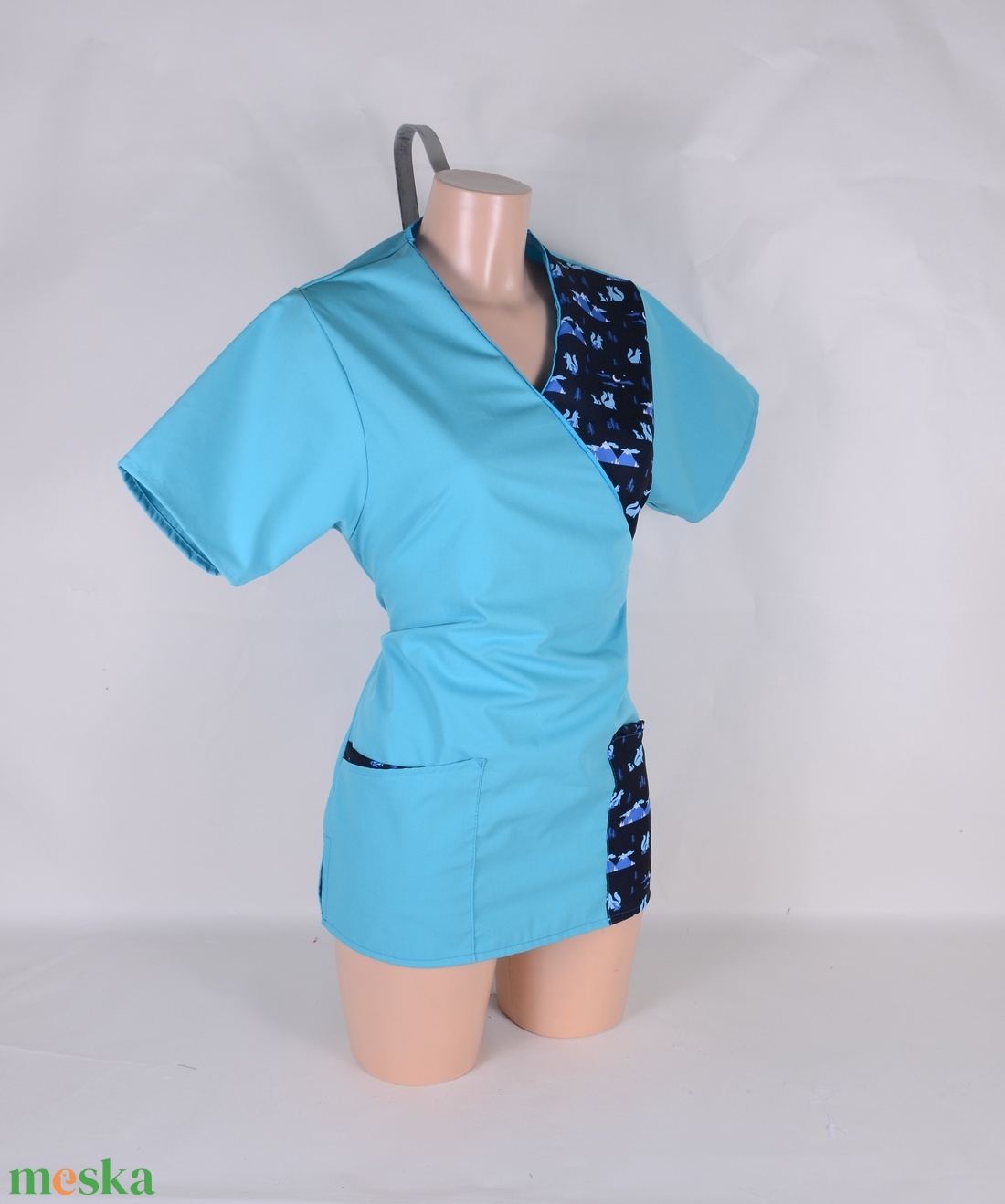 Téli rókák tunika egészségügyi/óvónői/szépségipari munkaruha - ruha & divat - munkaruha - Meska.hu