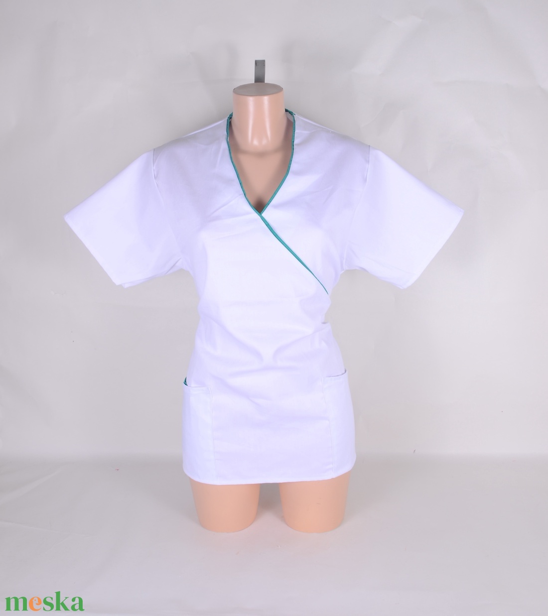 Fehér, tengerzöld paszpol tunika egészségügyi/óvónői/szépségipari munkaruha - ruha & divat - munkaruha - Meska.hu