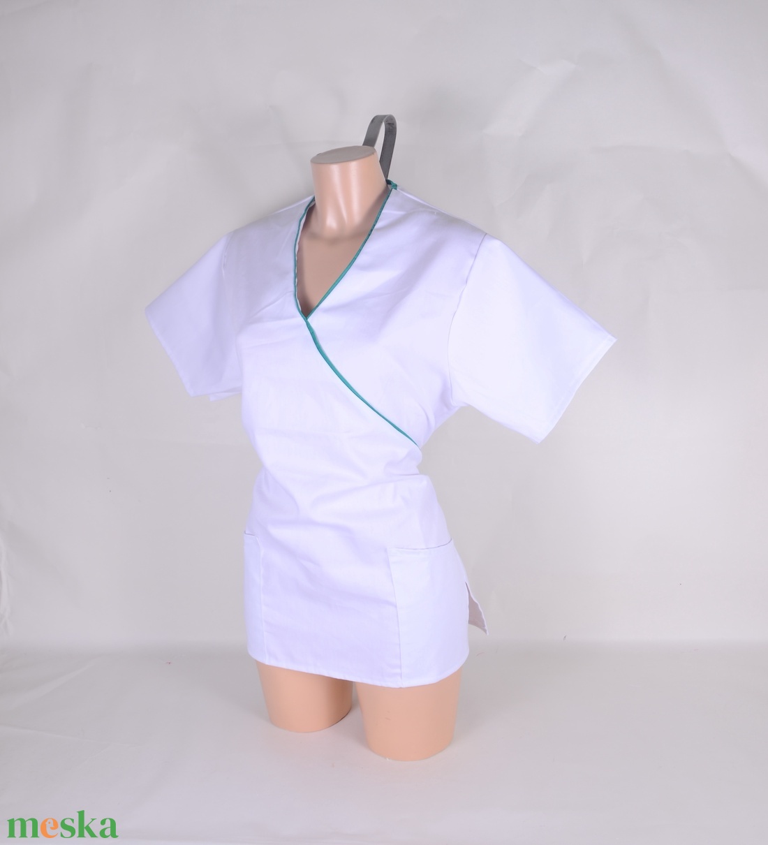Fehér tengerzöld paszpol tunika egészségügyi/óvónői/szépségipari munkaruha - ruha & divat - munkaruha - Meska.hu