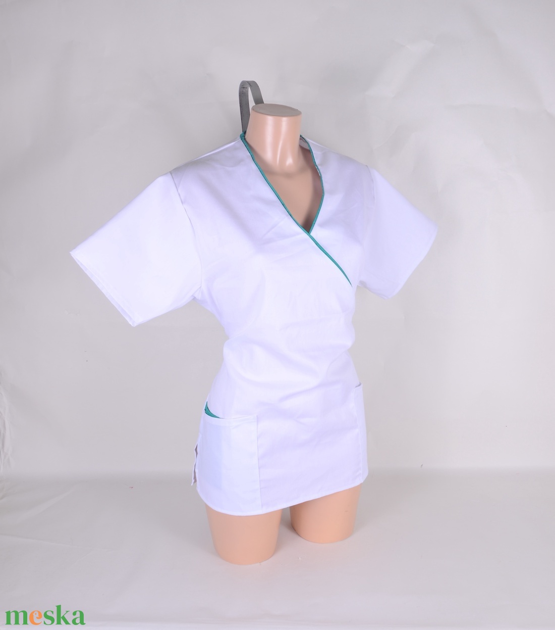 Fehér tengerzöld paszpol tunika egészségügyi/óvónői/szépségipari munkaruha - ruha & divat - munkaruha - Meska.hu