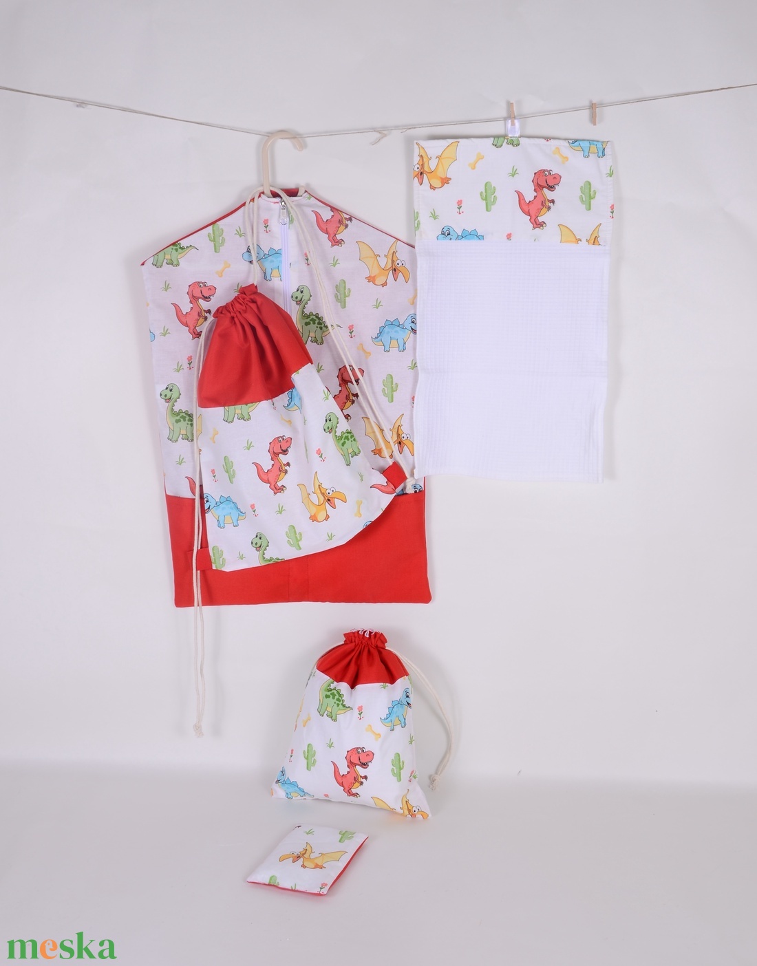 Dínó piros Ovis zsák és hátizsák névhímzéssel - játék & sport - ovis felszerelés - ovis zsák - Meska.hu