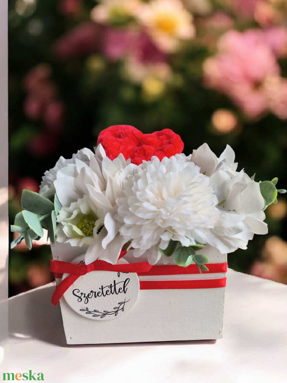 Virágos asztaldísz horgolt szívvel  - otthon & életmód - dekoráció - asztal és polc dekoráció - asztaldísz - Meska.hu