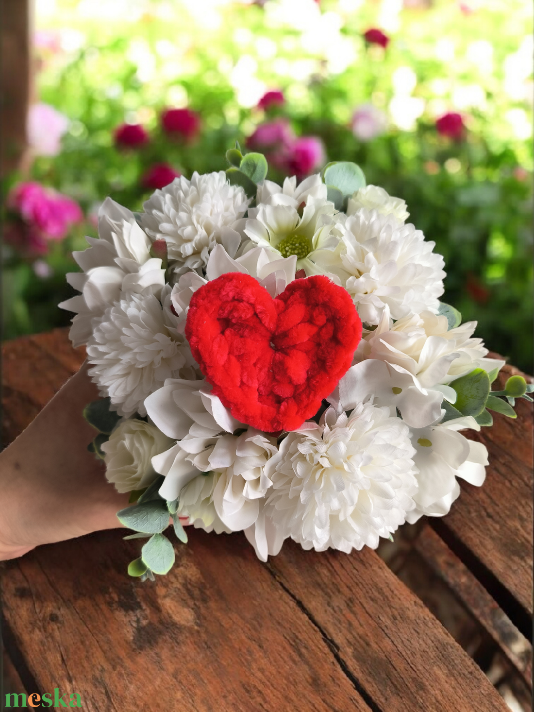 Virágos asztaldísz horgolt szívvel  - otthon & életmód - dekoráció - asztal és polc dekoráció - asztaldísz - Meska.hu