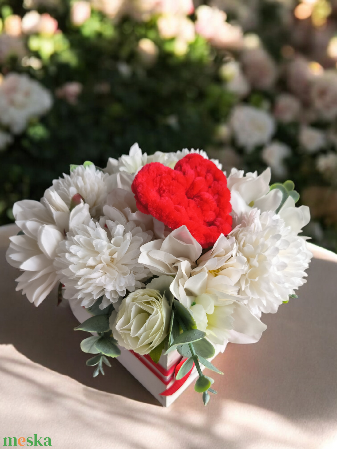 Virágos asztaldísz horgolt szívvel  - otthon & életmód - dekoráció - asztal és polc dekoráció - asztaldísz - Meska.hu