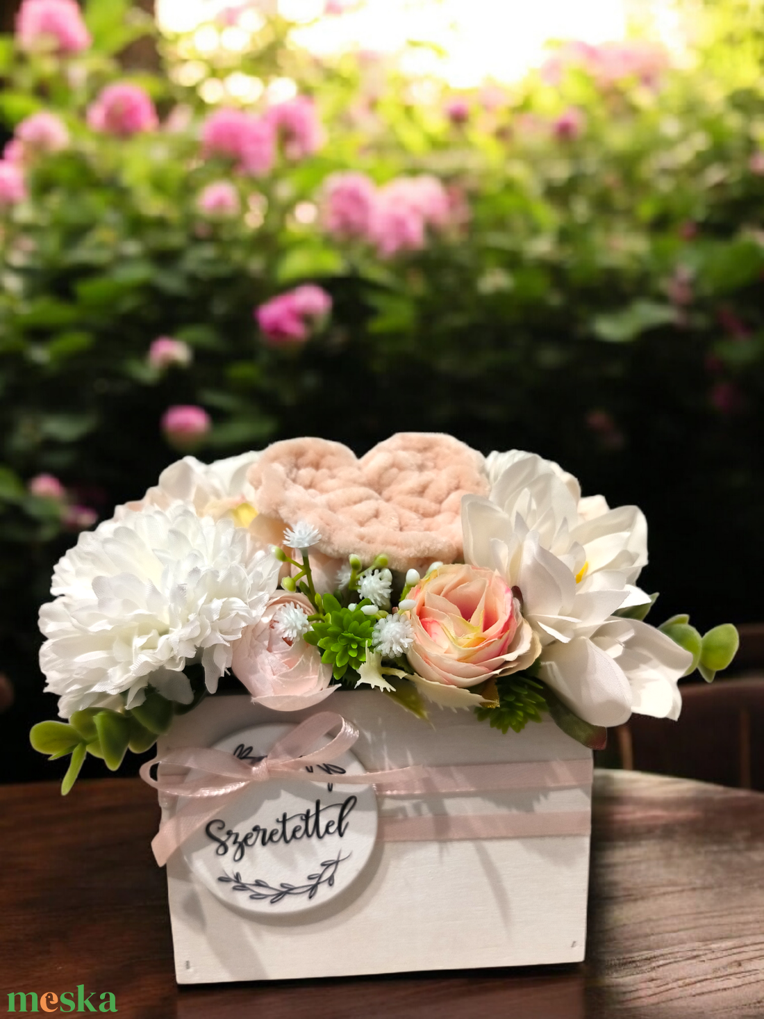 Virágos asztaldísz horgolt szívvel  - otthon & életmód - virágdekoráció - virágdíszek - asztali virágdísz - Meska.hu