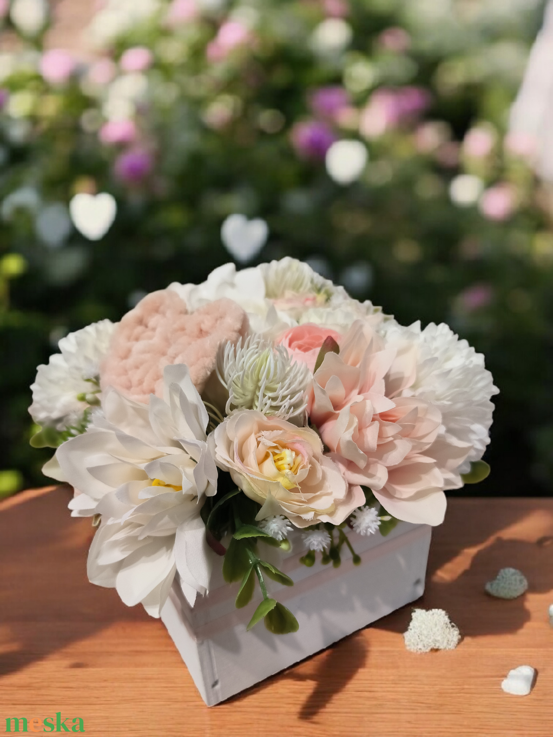 Virágos asztaldísz horgolt szívvel  - otthon & életmód - virágdekoráció - virágdíszek - asztali virágdísz - Meska.hu