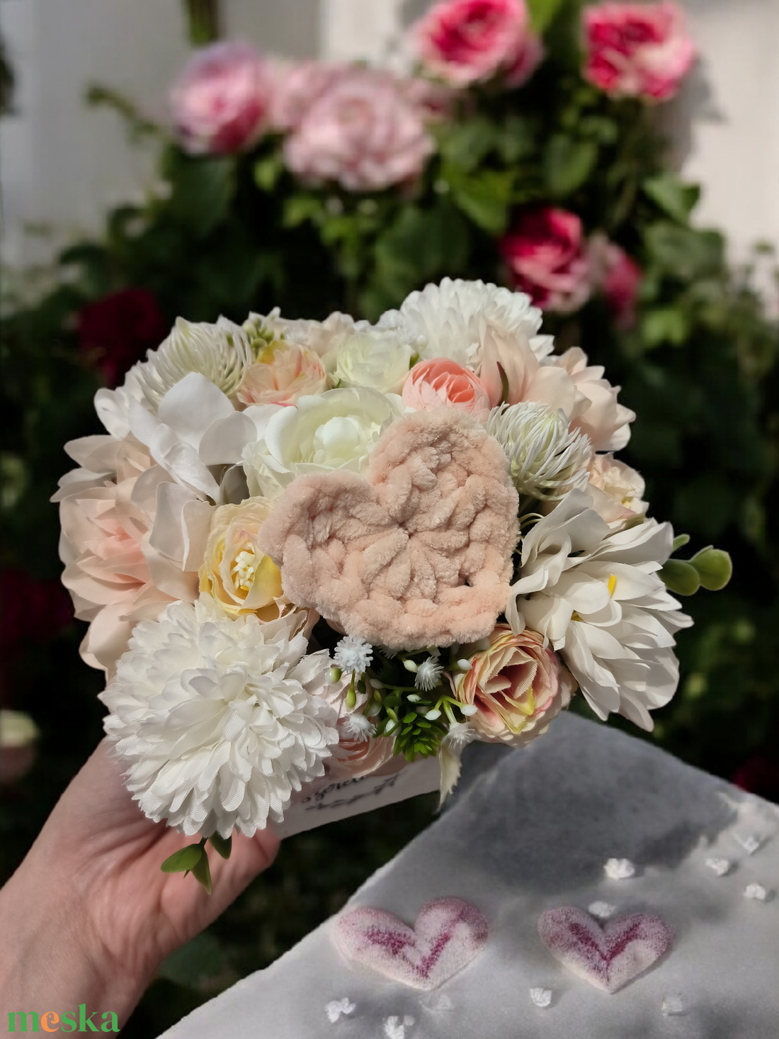 Virágos asztaldísz horgolt szívvel  - otthon & életmód - virágdekoráció - virágdíszek - asztali virágdísz - Meska.hu