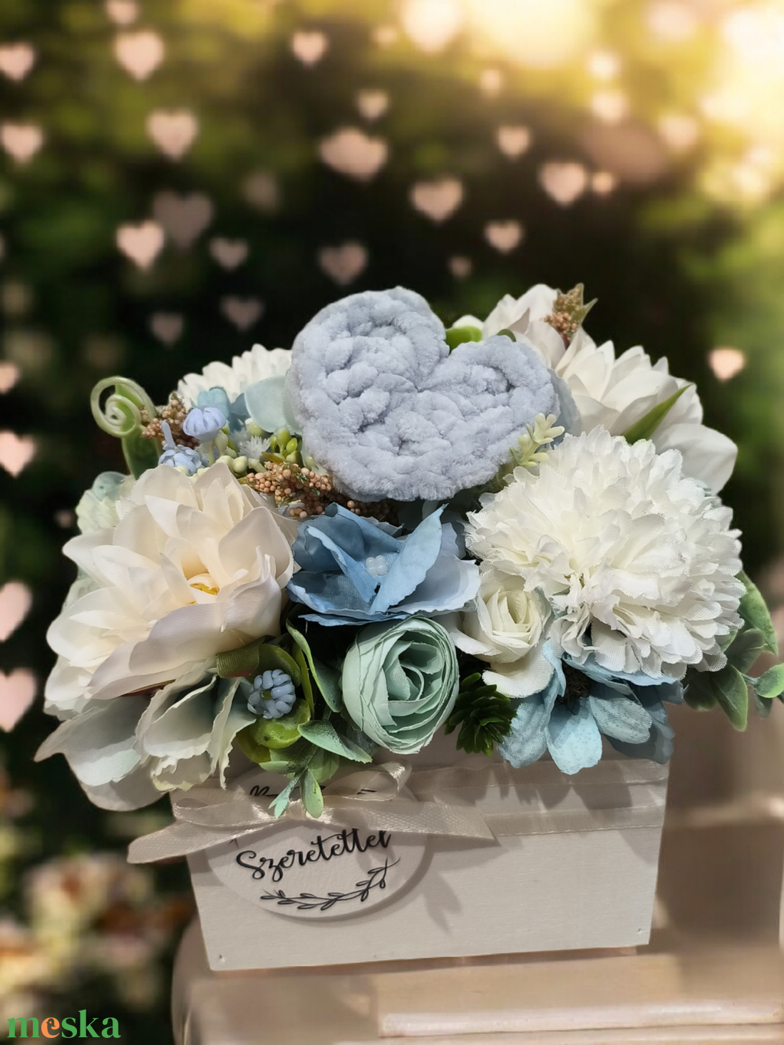 Virágos asztaldísz horgolt szívvel  - otthon & életmód - virágdekoráció - virágdíszek - asztali virágdísz - Meska.hu