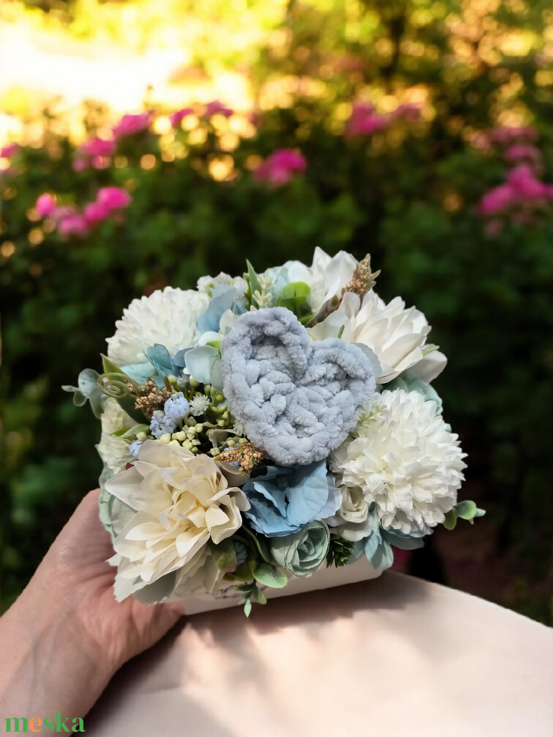 Virágos asztaldísz horgolt szívvel  - otthon & életmód - virágdekoráció - virágdíszek - asztali virágdísz - Meska.hu