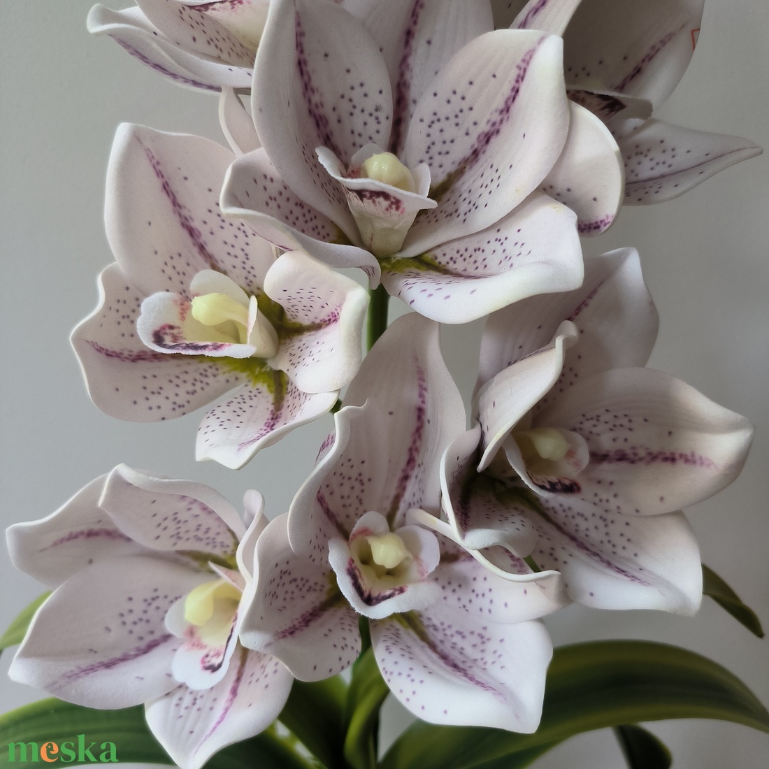 Cymbidium csónakorchidea dekoráció kerámia kaspóban  - otthon & életmód - virágdekoráció - virágdíszek - virágdísz kaspóban - Meska.hu