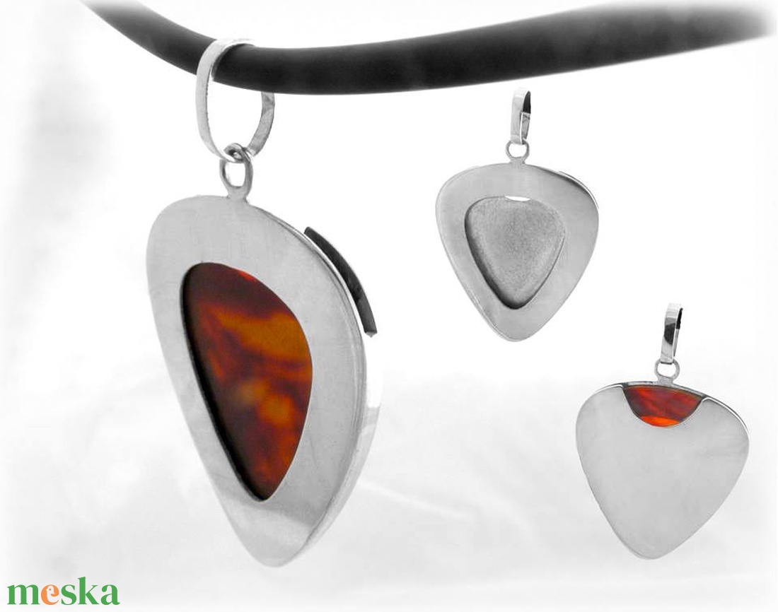 Ezüst gitárpengető tartó medál - ékszer - nyaklánc - medál - Meska.hu Ezüst gitárpengető tartó medál - ékszer - nyaklánc - medál - Meska.hu