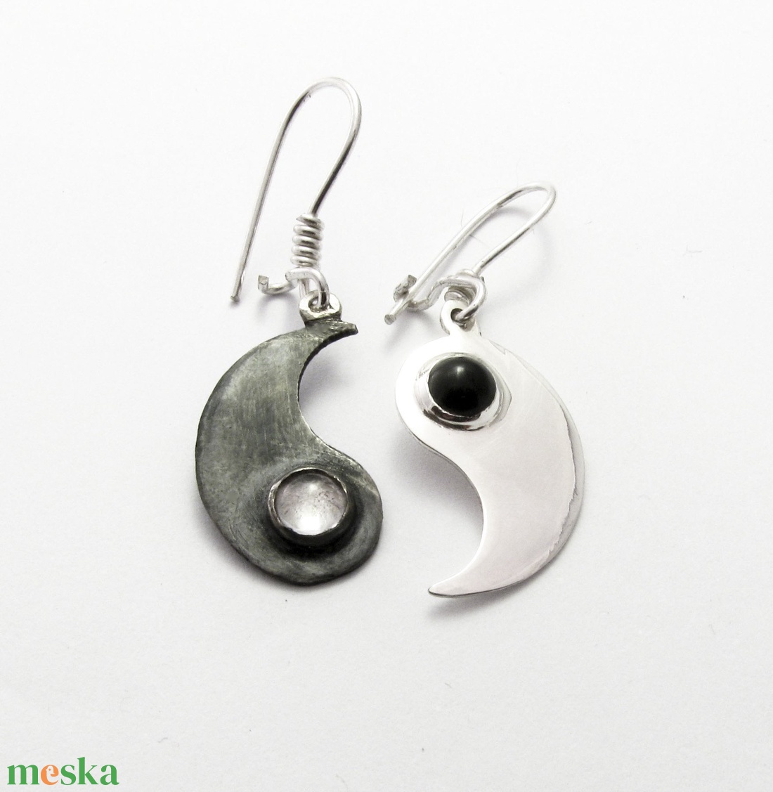 Ezüst yin-yang fülbevaló pár hegyikristállyal és onixal - ékszer - fülbevaló - lógó fülbevaló - Meska.hu Ezüst yin-yang fülbevaló pár hegyikristállyal és onixal - ékszer - fülbevaló - lógó fülbevaló - Meska.hu