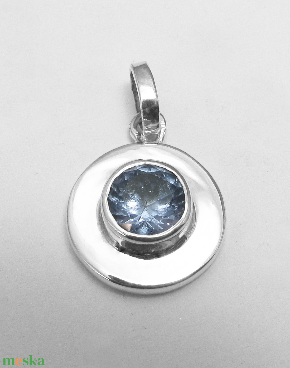 Ezüst pici elegáns medál kék kővel - ékszer - nyaklánc - medál - Meska.hu
