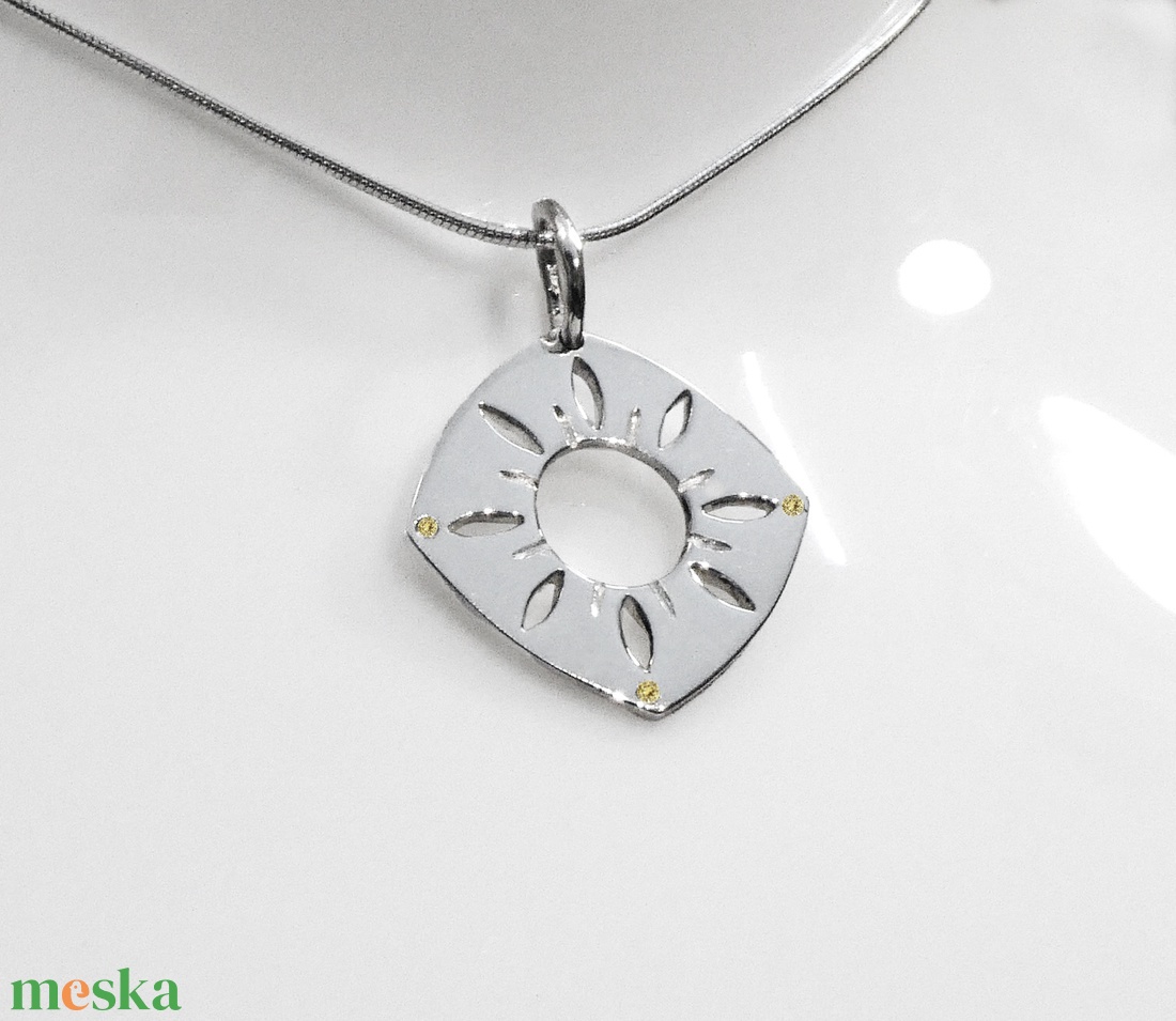 Ezüst nap, napocska medál  - ékszer - nyaklánc - medál - Meska.hu