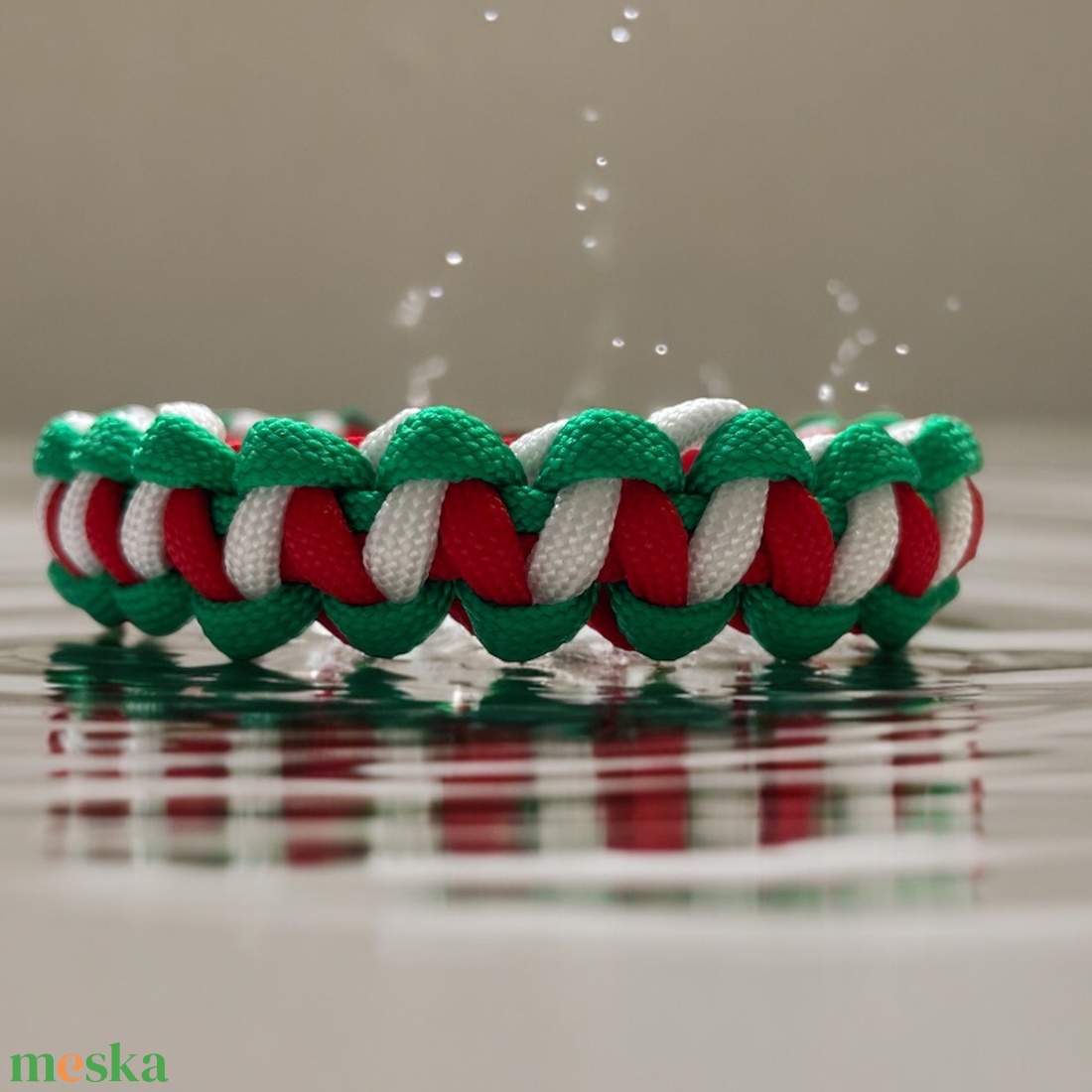 Szurkolói piros-fehér-zöld paracord karkötő akciós termékkép 1