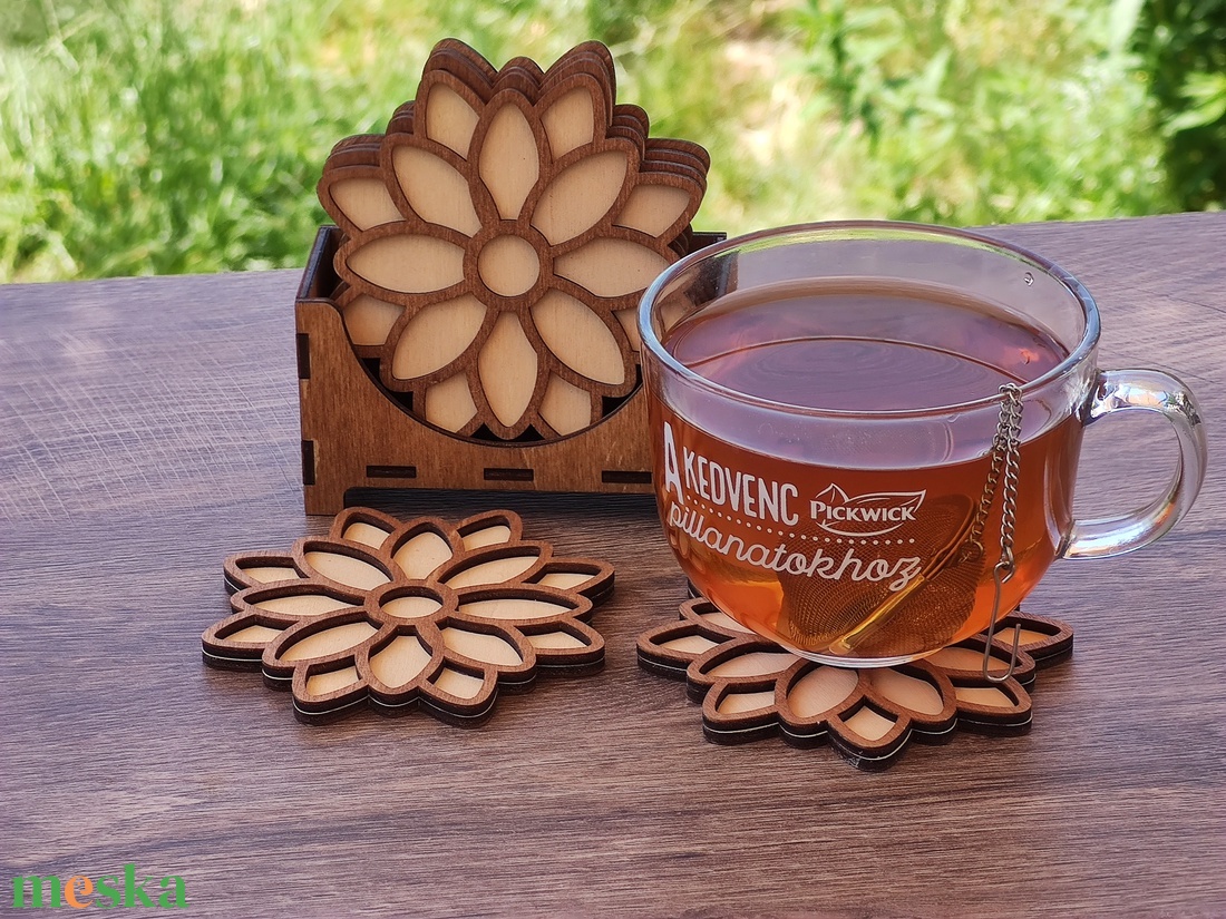 Fa poháralátét szett (6db), virágmintával , tartóval - otthon & életmód - konyhafelszerelés, tálalás - tálalás - tányér- és poháralátét - Meska.hu Fa poháralátét szett (6db), virágmintával , tartóval - otthon & életmód - konyhafelszerelés, tálalás - tálalás - tányér- és poháralátét - Meska.hu