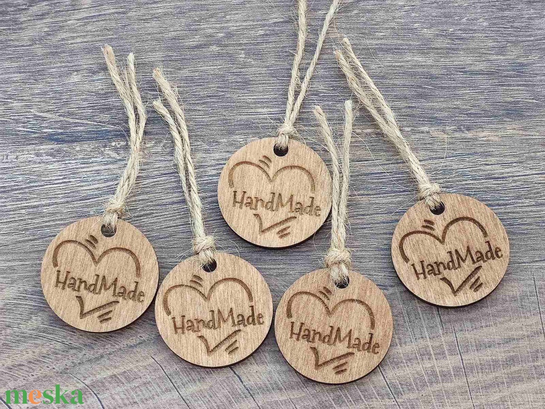 Fa HandMade biléta  szív motívummal, kötözhető zsinórral (vagy anélkül) - kellékek & szerszámok - fa - fakorong - Meska.hu
