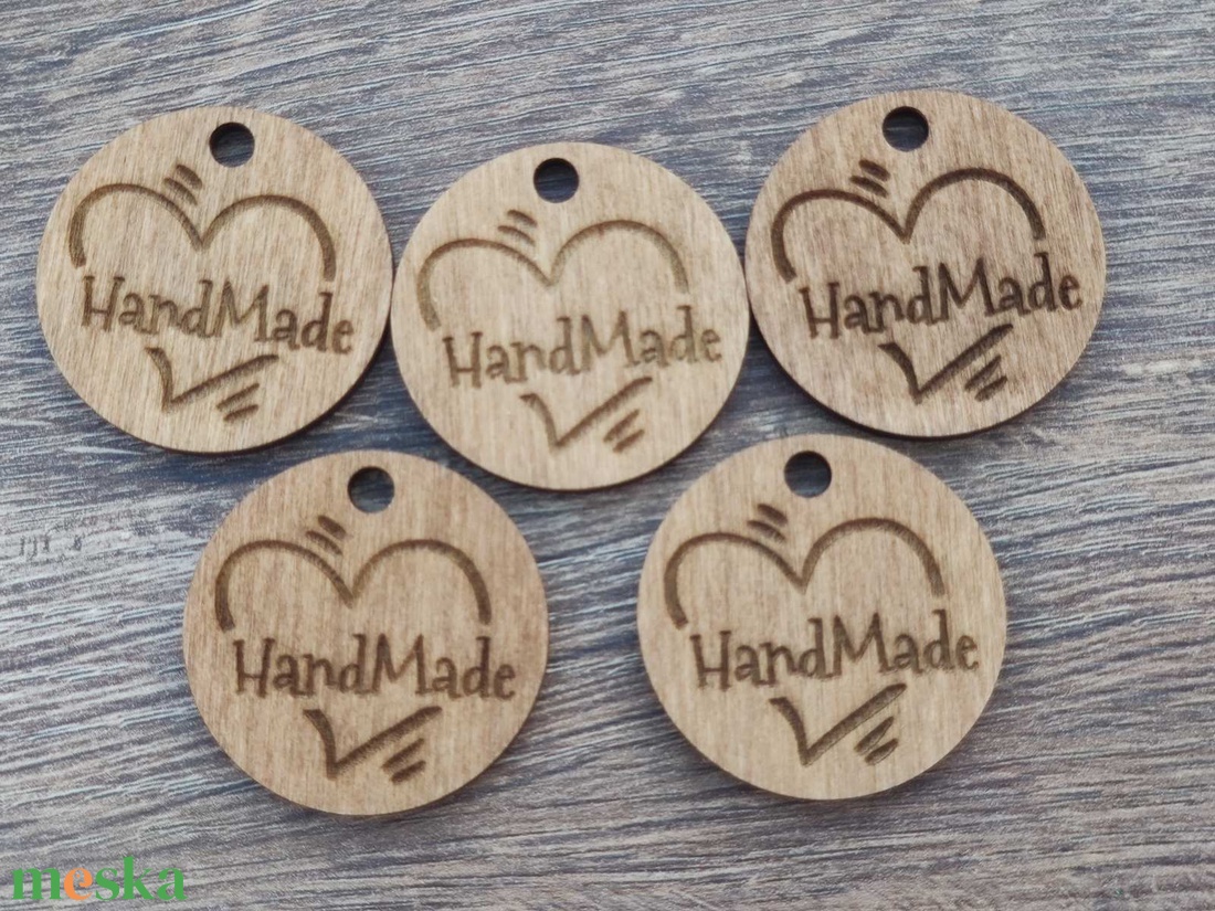 Fa HandMade biléta  szív motívummal, kötözhető zsinórral (vagy anélkül) - kellékek & szerszámok - fa - fakorong - Meska.hu