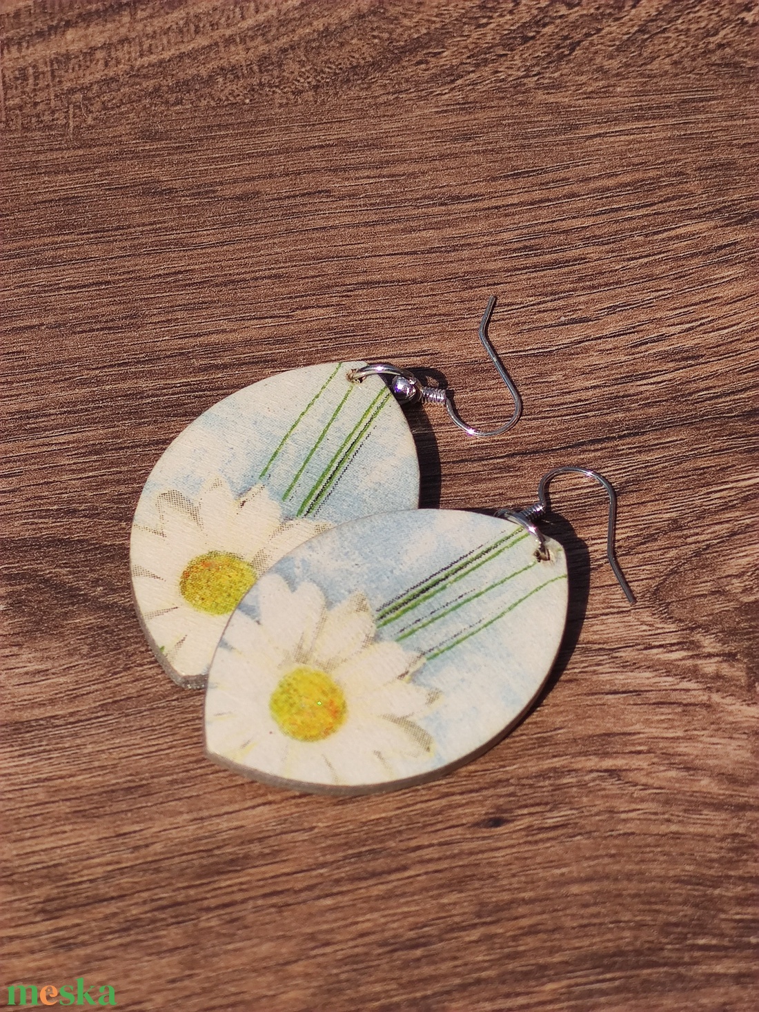Tavaszi mező decoupage fa fülbevaló kamillával - ékszer - fülbevaló - lógó csepp fülbevaló - Meska.hu Tavaszi mező decoupage fa fülbevaló kamillával - ékszer - fülbevaló - lógó csepp fülbevaló - Meska.hu