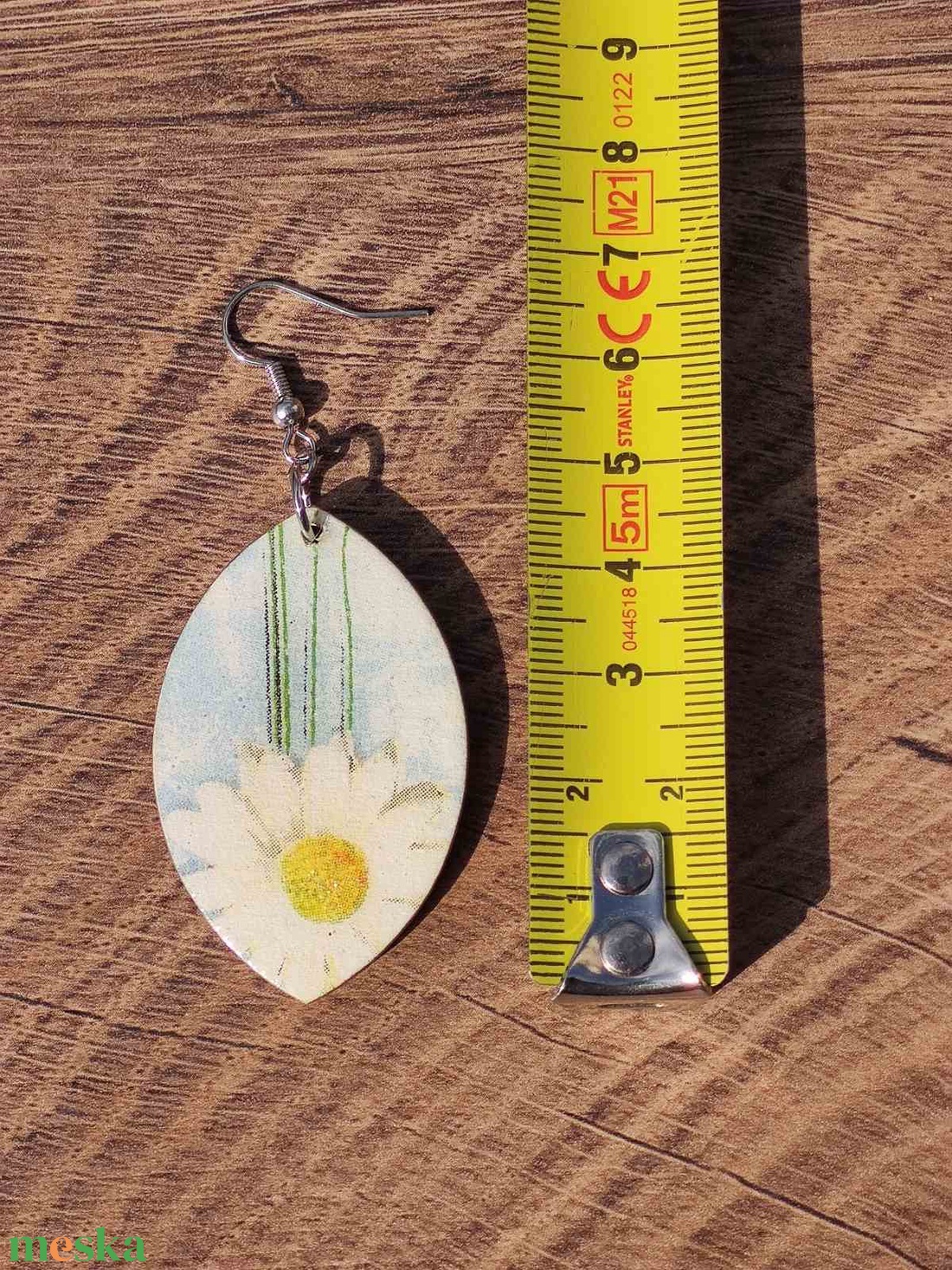 Tavaszi mező decoupage fa fülbevaló kamillával - ékszer - fülbevaló - lógó csepp fülbevaló - Meska.hu Tavaszi mező decoupage fa fülbevaló kamillával - ékszer - fülbevaló - lógó csepp fülbevaló - Meska.hu