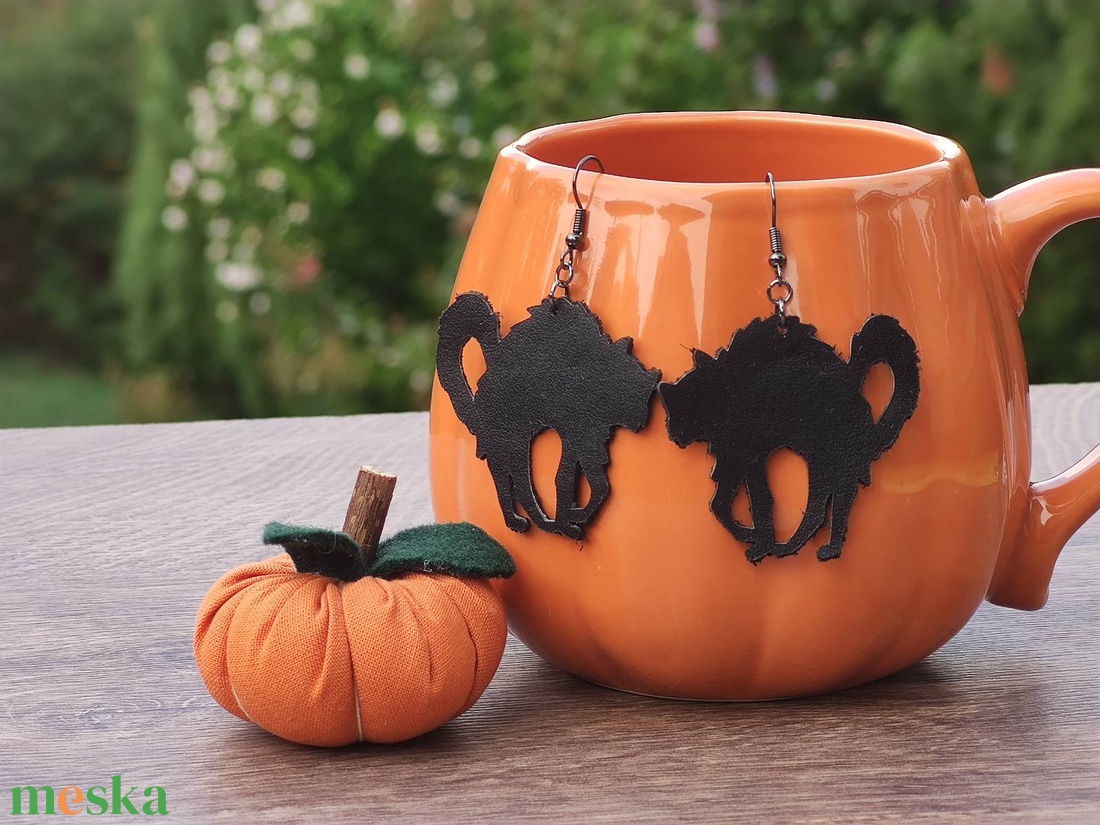 Fekete macska valódi bőr fülbevaló - Halloween - ékszer - fülbevaló - lógó fülbevaló - Meska.hu Fekete macska valódi bőr fülbevaló - Halloween - ékszer - fülbevaló - lógó fülbevaló - Meska.hu