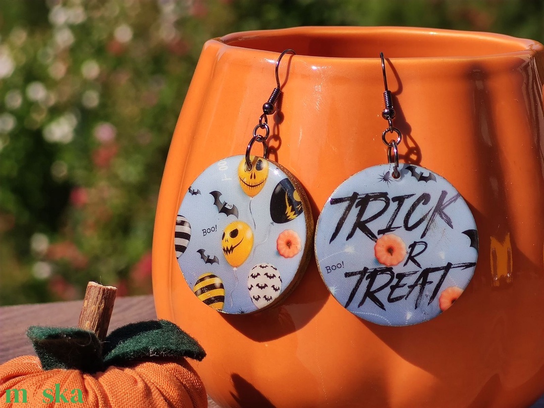 Halloween mintás fülbevaló Trick or Treat fülbevaló - ékszer - fülbevaló - lógós kerek fülbevaló - Meska.hu Halloween mintás fülbevaló Trick or Treat fülbevaló - ékszer - fülbevaló - lógós kerek fülbevaló - Meska.hu