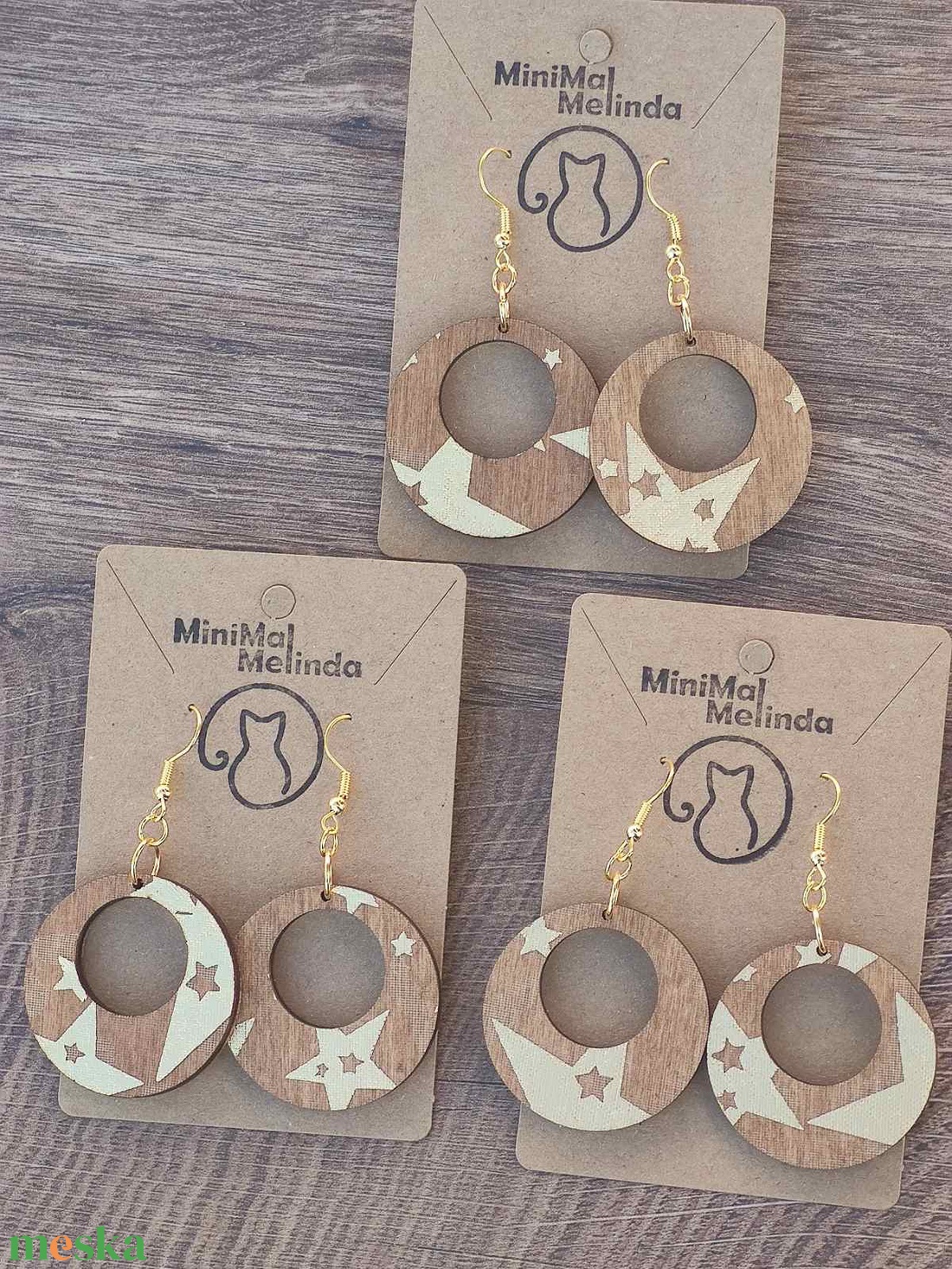 Karácsonyi fülbevaló - fából, csillagokkal - ékszer - fülbevaló - lógós kerek fülbevaló - Meska.hu