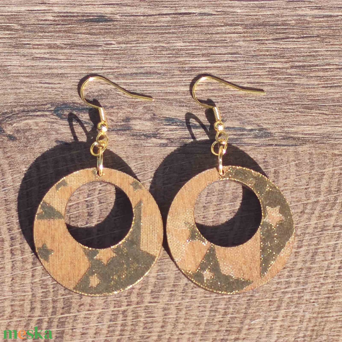 Karácsonyi fülbevaló - fából, csillagokkal - ékszer - fülbevaló - lógós kerek fülbevaló - Meska.hu