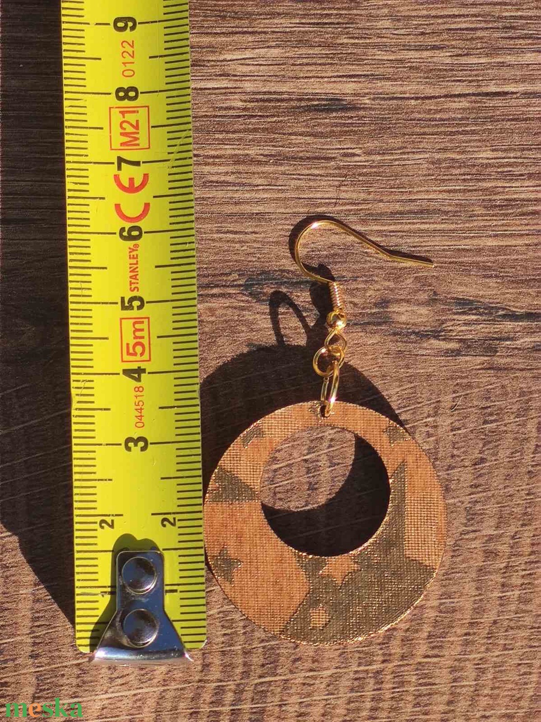 Karácsonyi fülbevaló - fából, csillagokkal - ékszer - fülbevaló - lógós kerek fülbevaló - Meska.hu